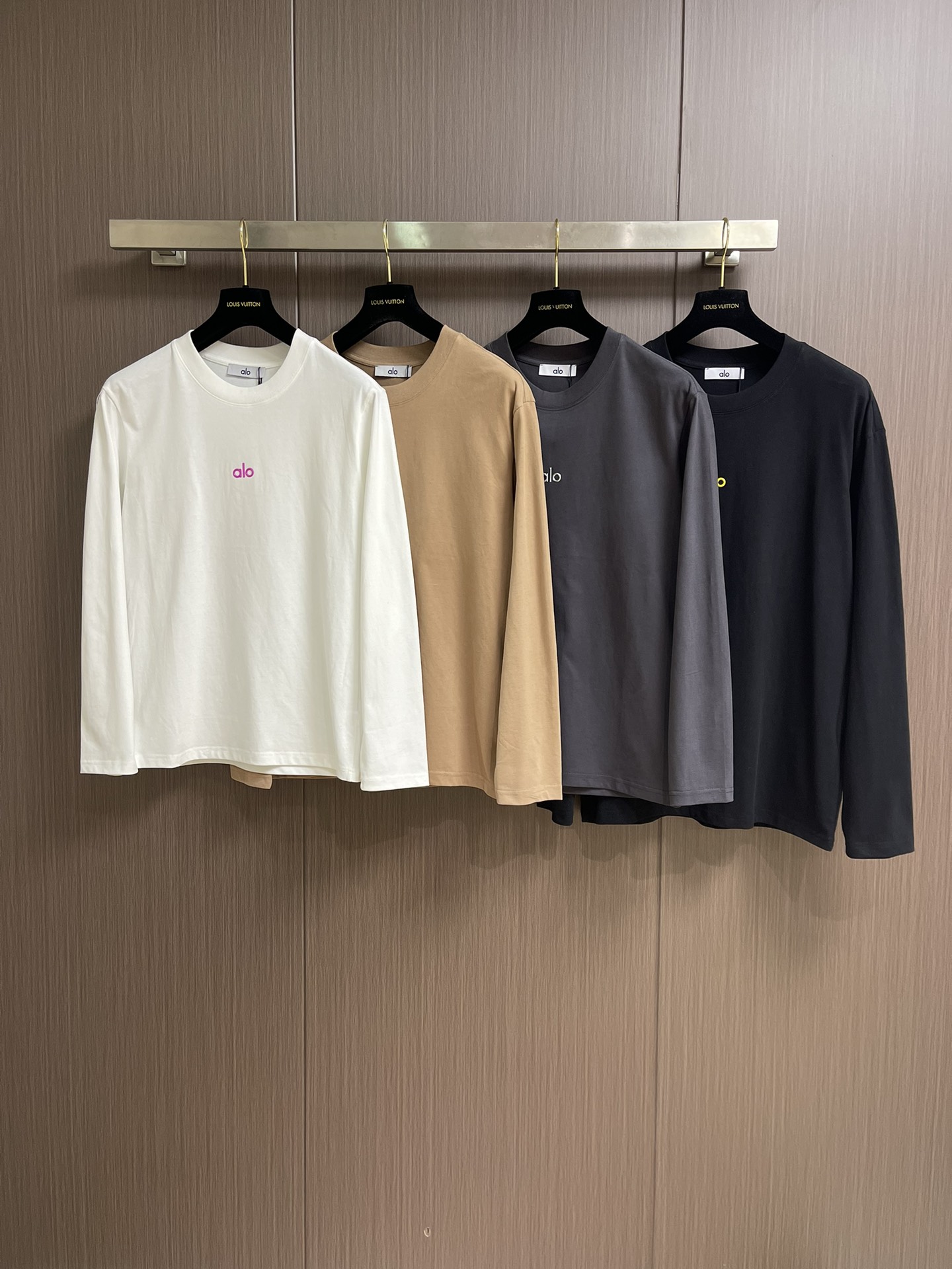
ALO 2025SS新款圆领长袖T恤，采用客供独家进口定制面料，面料表面非常有质感显而易见，上身透气轻