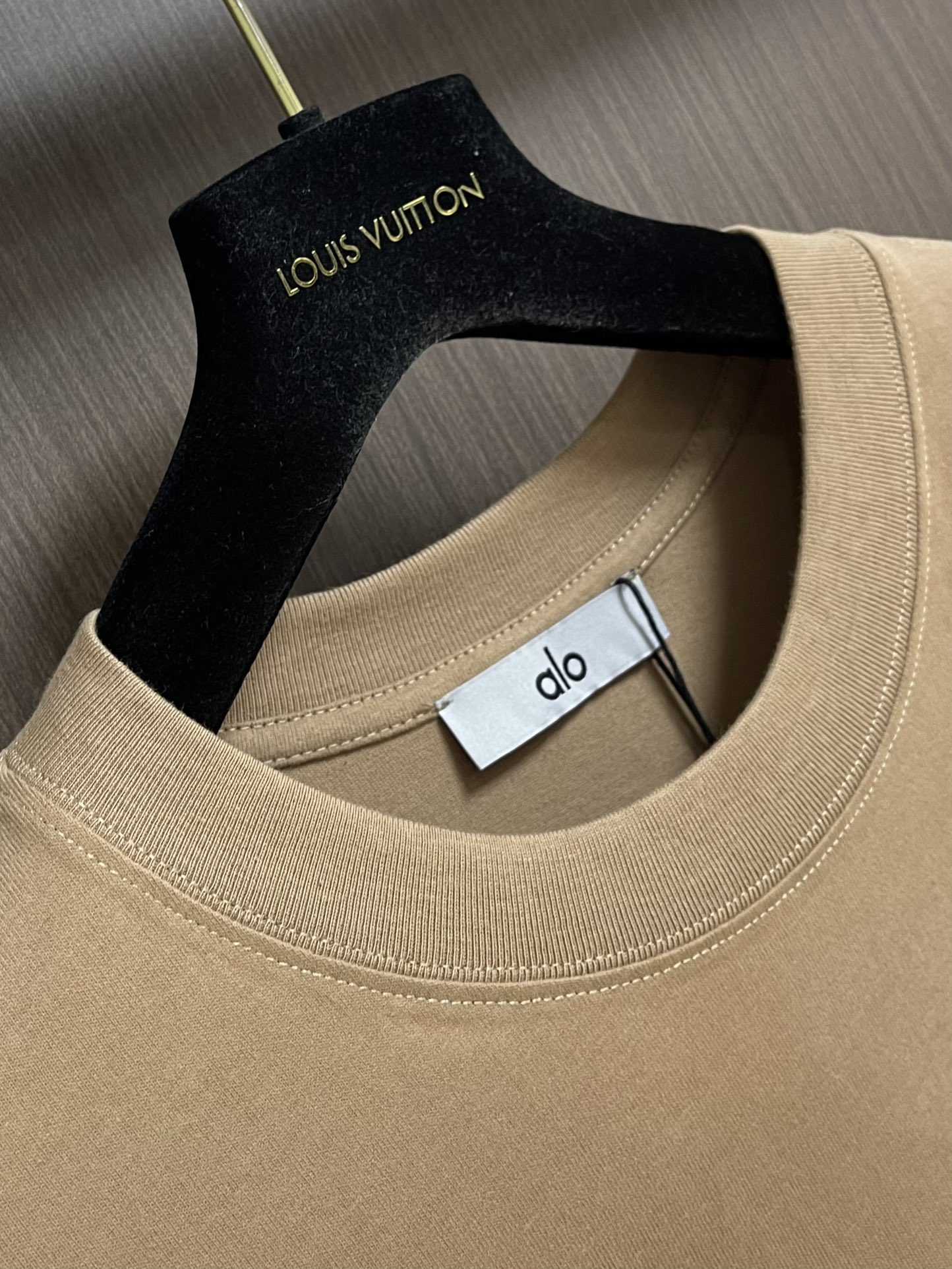 
ALO 2025SS新款圆领长袖T恤，采用客供独家进口定制面料，面料表面非常有质感显而易见，上身透气轻