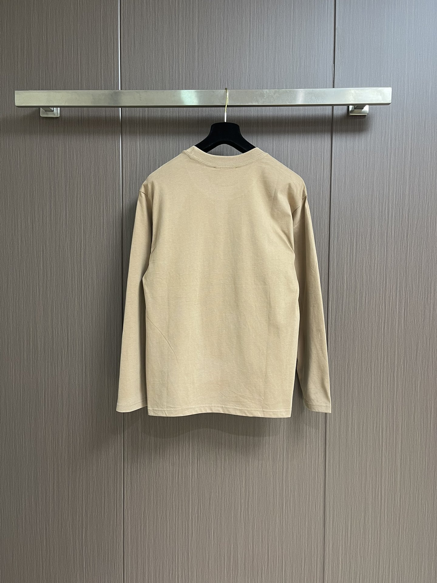 
ALO 2025SS新款圆领长袖T恤，采用客供独家进口定制面料，面料表面非常有质感显而易见，上身透气轻