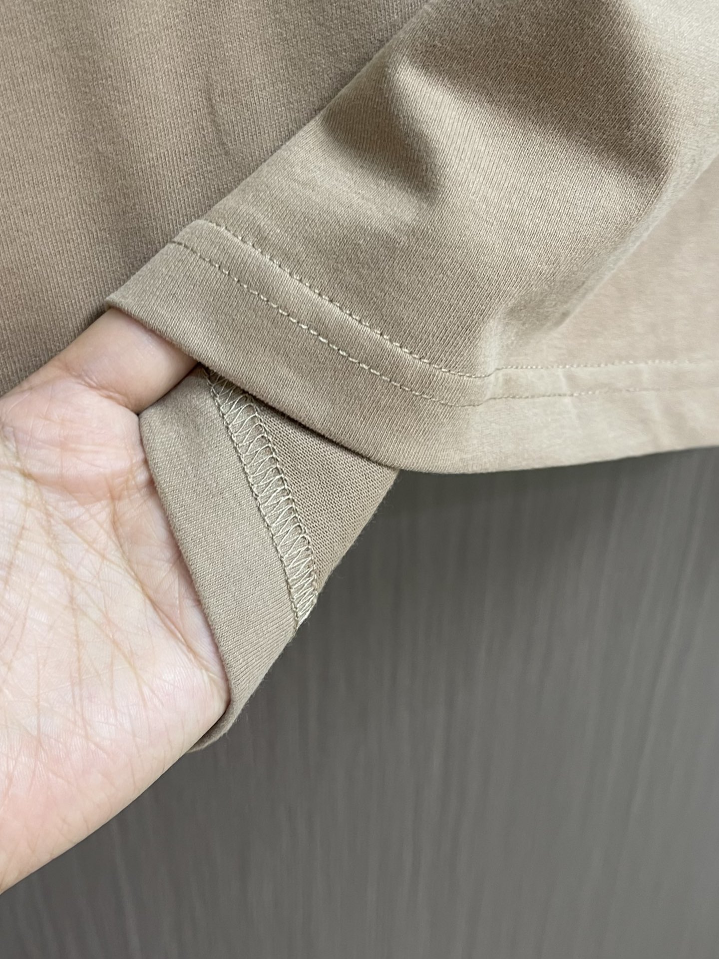 
ALO 2025SS新款圆领长袖T恤，采用客供独家进口定制面料，面料表面非常有质感显而易见，上身透气轻