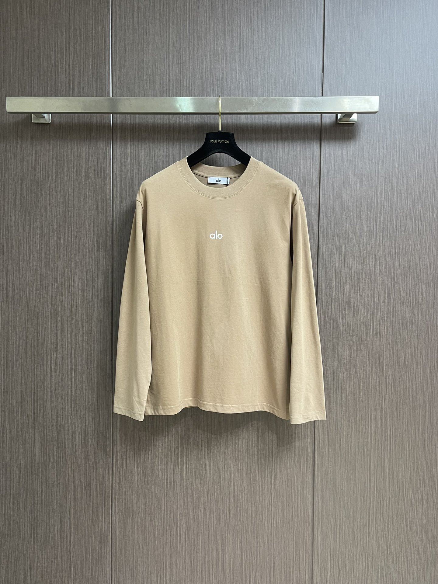 NO:514187,ALO SS new round neck long-sleeved T-shirt, which uses exclusive imported customized fabrics for customer supply. The surface of the fabric is very textured and obvious. The upper body is breathable, light and comfortable. The details show the design characteristics and exquisite craftsmanship, and the overall details are wonderful!  The overall style is fashionable, simple and elegant. Size M-4XL M-size clothes 67cm long, bust 96cm shoulder width 45.5cm L-size clothes 69cm bust 101cm shoulder width 48cm XL-size clothes 71cm bust 106cm shoulder width 50.5cm 2XL-size clothes 73cm bust 111cm shoulder width 53cm 3XL-size clothes 75cm bust 116cm shoulder width 55.5cm 4XL-size clothes 77cm bust 121cm shoulder width 58cm, tees, t-shirt, alexander wang19860909ALO SS新款圆领长袖T恤,采用客供独家进口定制面料,面料表面非常有质感显而易见,上身透气轻薄十分舒适,细节处彰显设计特色与精湛工艺,整体细节美妙绝伦！整体款式时尚简洁大方.尺码M-4XL M码衣长67cm 胸围96cm肩宽45.5cm L码衣长69cm 胸围101cm肩宽48cm XL码衣长71cm 胸围106cm 肩宽50.5cm 2XL码衣长73cm 胸围111cm肩宽53cm 3XL码衣长75cm 胸围116cm肩宽55.5cm 4XL码衣长77cm胸围121cm 肩宽58cm,,tees，t-shirt,alexander wang,Men's clothing