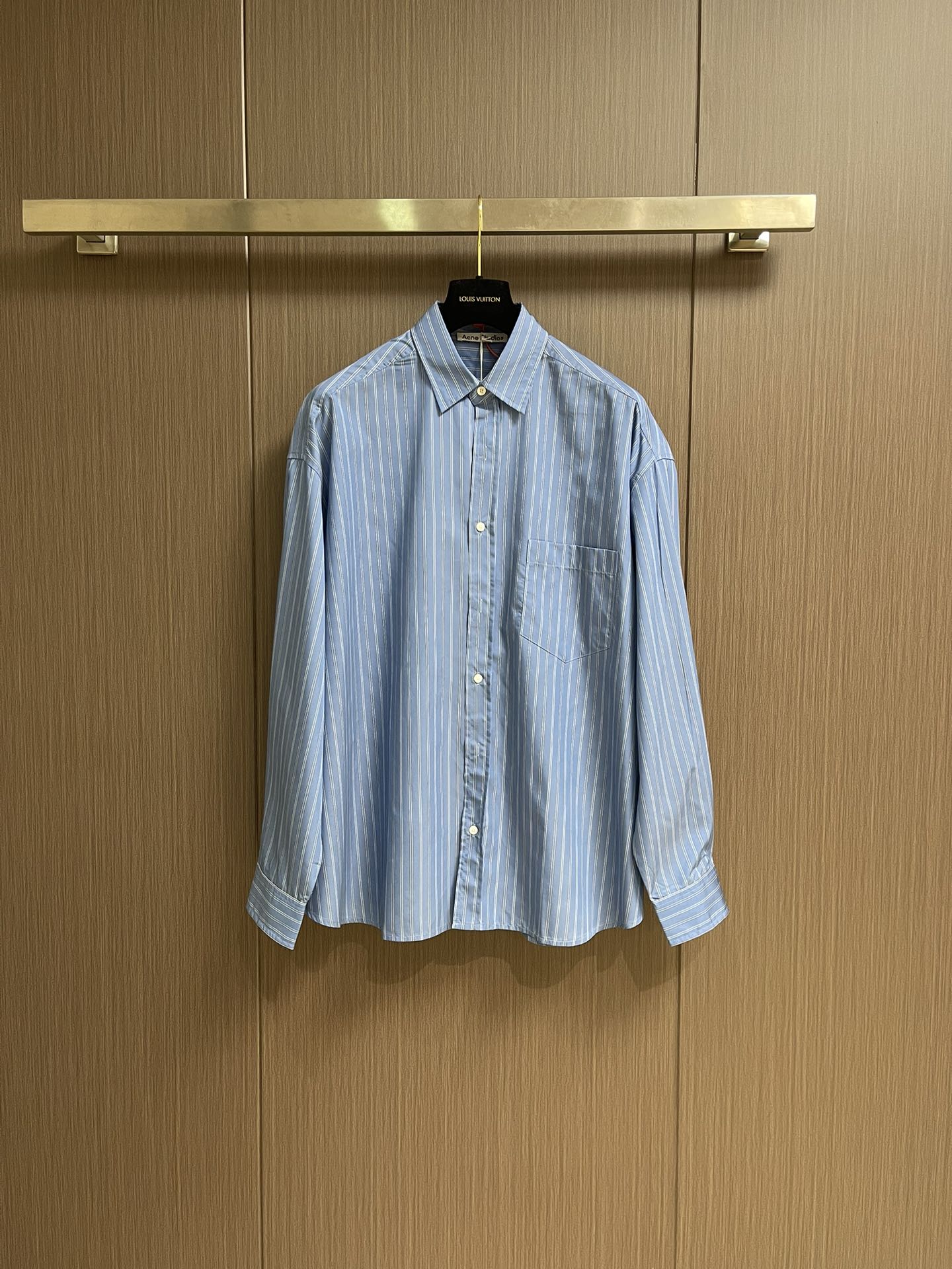 NO:516759,Acne Studios 1996 logo striped shirt, custom three-color soft light shiny cotton woven striped material, excellent texture, comfortable skin, with classic blue as the main tone, dynamic and vibrant, fresh and elegant, the distribution of black and white stripes is staggered, delicate and smooth. Acne Studios 1996 logo label embellishes the back, carrying the origin and history of the brand, and pushes the retro atmosphere to a climax. The beauty of layers is all in stripes, infrared positioning and cutting bed accurately positioning the material through infrared transmitters and infrared receivers. The accuracy can reach the micron level, thus meeting the effect of high-precision cutting of plaid alignment, medium-solution painting position Use advanced positioning tools to ensure the alignment marks on clothes, and then professionally trim the edges of the hot painting  To achieve high-precision alignment, the rollover and buried clamping process is adopted to provide high-quality sewing effect. It is smooth and neat and tidy. The fabric has been washed with sand. The texture is better. It is not easy to deform. It is not easy to shrink. It is not easy to fade. It maintains long-term beauty. Size 44-46-48-50 S-XL,,acne studios,dior,shirts,alexander wang19860909Acne Studios 1996徽标条纹衬衫,定制三色柔光天丝棉韵织条纹料 质感卓越 舒适贴肤 以经典蓝作主基调 动感活力 清新雅致 黑白条纹的分布错落有致 细腻而流畅 Acne Studios1996徽标标签点缀于背面 承载着品牌的起源与历史 更是将复古的氛围推向了高潮在细微之处流露出奢华感 层次之美 尽在条纹,红外线定位裁床 通过红外发射器和红外接收器来实现对材料的精准定位 精度可达到微米级别 从而满足格纹对位高精度裁剪的效果,中烫画位 利用先进的定位工具确保与衣物上的对位标记 再通过对烫画边缘进行专业修剪 以达到高精度对位,采用侧翻埋夹车线工艺 能够提供优质的缝合效果 平顺整洁 工整整洁 面料都经过砂洗 手感质感更佳 不易变形 不易缩水 不易褪色 保持长久的美观.尺码44-46-48-50 S-XL,,acne studios,dior,shirts,alexander wang,Men's clothing