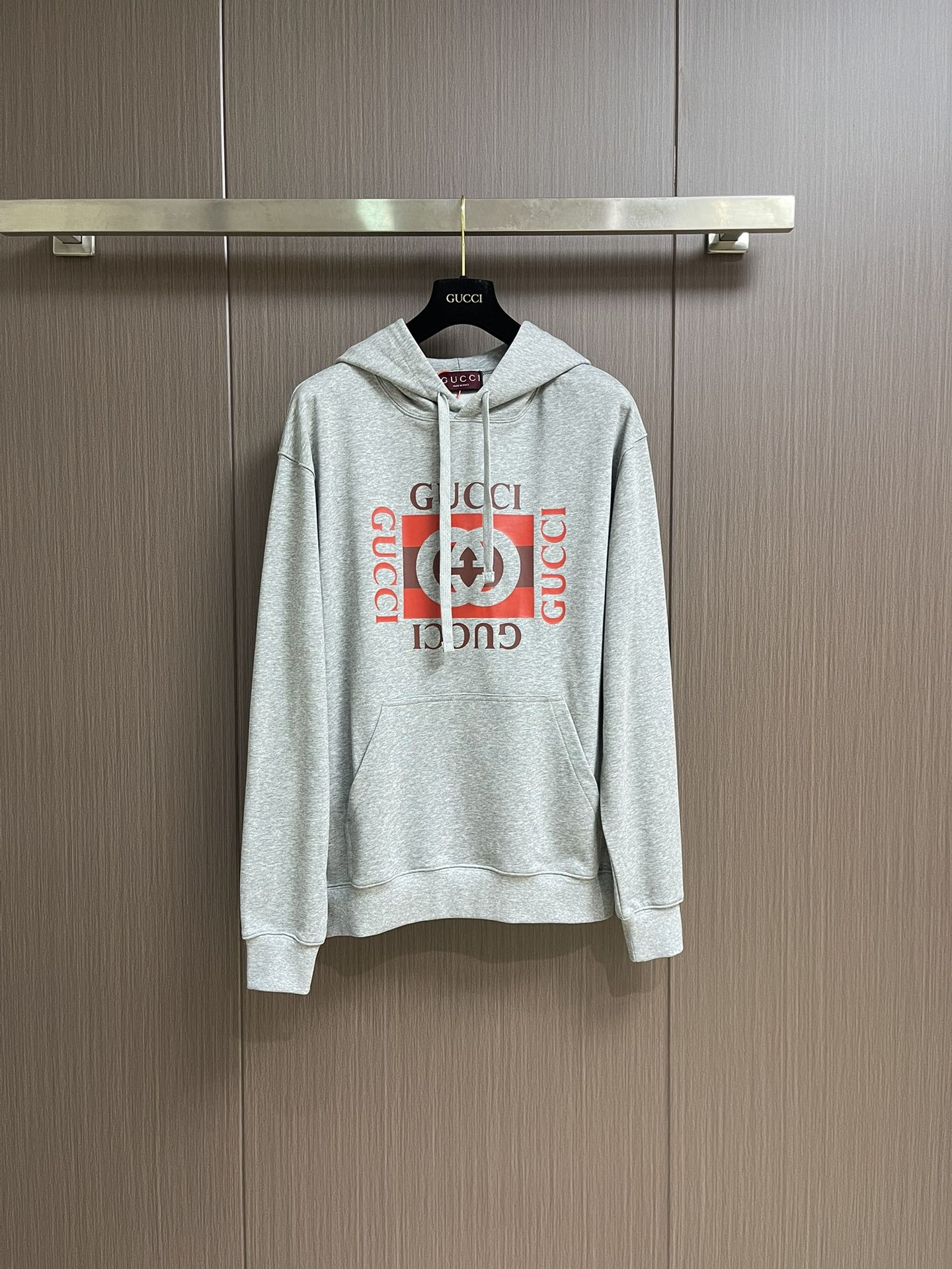 NO:516762,Gucci double G printed hooded sweatshirt, customized dyed pure rhyme elegance cotton knitted material with delicate texture and comfortable skin. The main tone is lustrous gray. Low-key and connotation. The striped Gucci interlocking double G print is presented on the chest in a very impactful way. It breaks the tranquility of lustrous gray. The red print blooms freely in lustrous gray like a flame of trend. It is eye-catching and enthusiastic. It interprets the charm of street art in fashionable language and leads to the forefront of fashion. Size S-XL, gucci, hoodie, sweatshirts, hats, alexander wang19860909Gucci 双G印花连帽卫衣,定制定染素韵麻灰雅棉针织料 纹理细腻 舒适贴肤 以麻灰色为主基调 低调而富有内涵 条纹Gucci互扣式双G印花以一种极具冲击力的方式呈现于胸前 打破了麻灰色的沉静 红色印花在麻灰色肆意绽放 如同潮流的火焰 醒目而热烈 用时尚的语言诠释着街头艺术的魅力 引领走在时尚的最前沿.尺码S-XL,,gucci,hoodie,sweatshirts,hats,alexander wang,Men's clothing