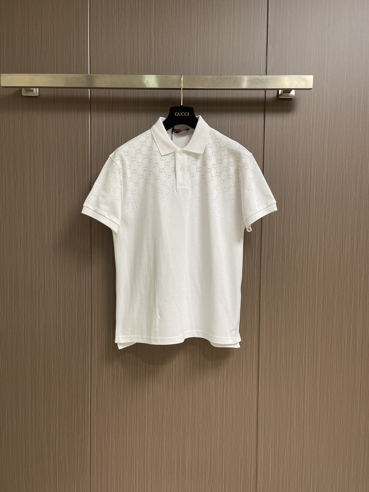 NO:516747,GUCCI pearl-shaped cotton pearl-silk short-sleeved POLO shirt, bead-shaped jacquard fabric is made through pearl jacquard processing technology, with highly beautiful patterns and high-quality feel. The surface of the bead-shaped cloth made by a computer knitting machine or a hand weaving machine is sparsely porous and has a similar shape to a honeycomb, which makes it more breathable and washable than ordinary knitted cloth. The embroidery pattern is very fine and dense, the pattern is clear, and the line feel is strong. Size S-XL, gucci, T-shirt, alexander wang19860909GUCCI 珠地棉珍珠烫钻短袖POLO衫,珠地格提花面料它是通过珍珠提花加工技术制成的,具有高度美观的图案和高品质的手感.通过电脑编织机或手工织造机制作珠地布的表面是疏孔状的,形状与蜂巢相似,这使得它比普通针织布更透气耐洗. 刺绣图案非常精细针法绵密,图案清晰且线条感和立体感强.尺码S-XL,,gucci,T-shirt,alexander wang,Men's clothing