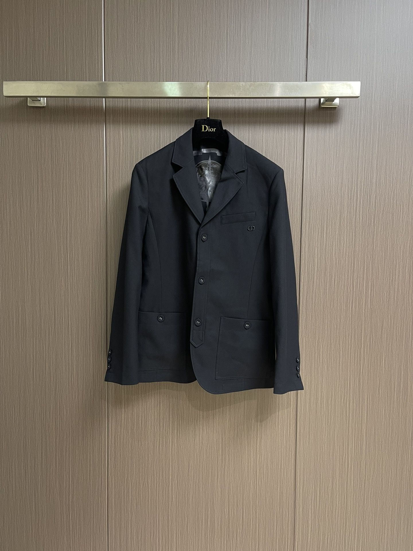 NO:515219,Dior thick textured suit jacket, 2025ss autumn and winter new style is available, with a selection of blended fiber fabrics, classic micro-expanded design style, three-dimensional fashion and youthful, allowing young people to choose a business style. Sidely step on the rounded corner hem to get rid of the dullness of the classic style, the back cd offset logo ten-detail wool wool woven edge buttons, offering a luxurious and fashionable atmosphere. Size 48-56,,dior,jackets & coats,business suit,alexander wang19860909Dior 粗肌理西装外套,2025ss秋冬新款上架,精选混纺纤维面料,经典的微扩设计版型,立体时尚年轻,让青年群体也能自如穿搭的商务风格选择.斜踩圆角下摆,摆脱经典款的沉闷,后幅cd胶印徽标十细节毛织包边钮扣,敬献奢华时尚气息.尺码48-56,,dior,jackets & coats,business suit,alexander wang,Men's clothing