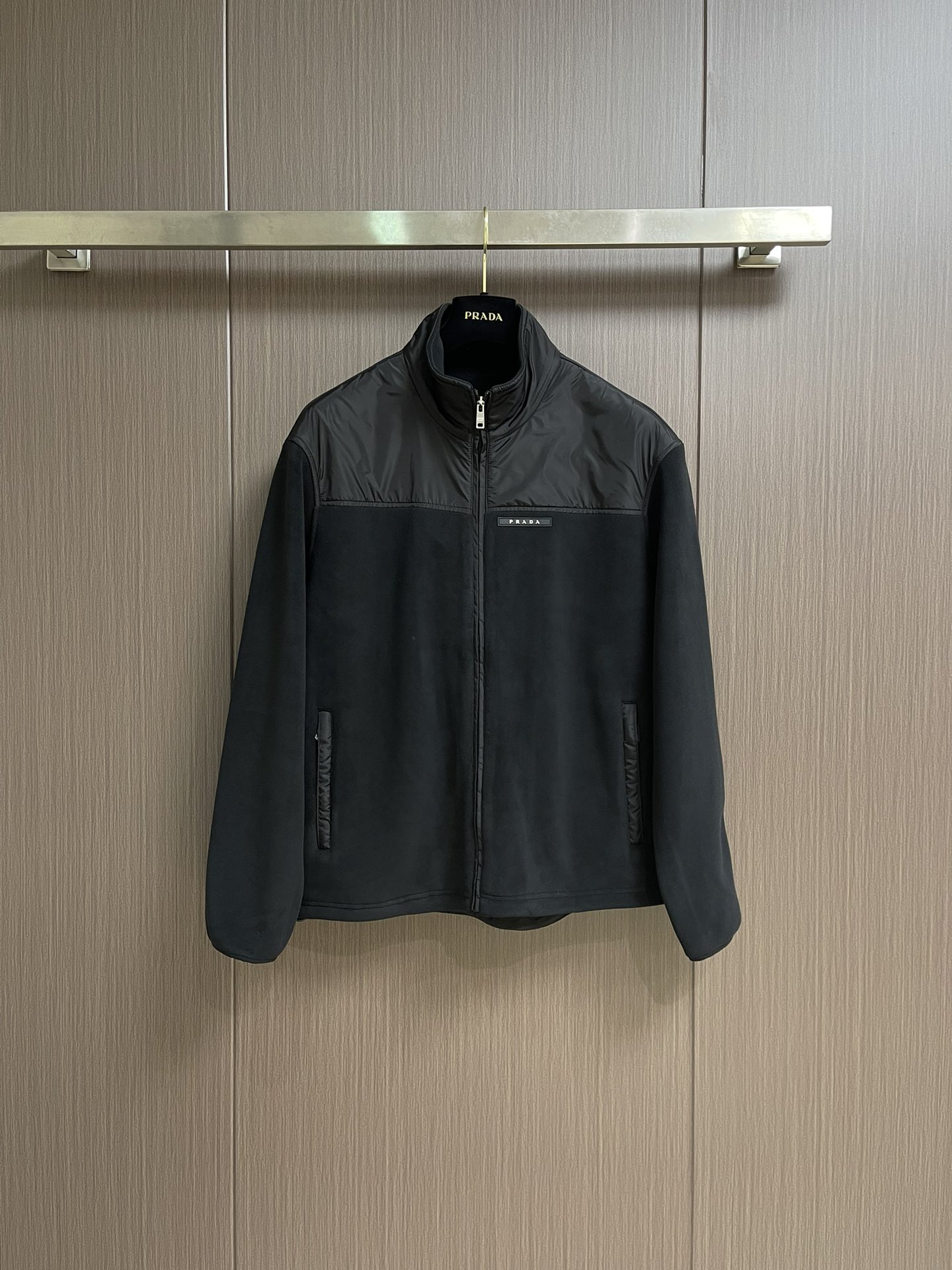 NO:515218,Prada fleece splicing stand collar splicing design casual jacket, not picky, very practical, top and bottom nylon fleece splicing design, very highlights, chest nameplate LOGO embellishment, fitted tailoring, zipper insert pockets on both sides, zipper closure The fabric is made of fleece, moderate thickness, comfortable and warm on the upper body, full quality of hardware and accessories, logo pulling head, YKK zipper, smooth pulling, simple without losing the highlights. Size M-3XL,, prada, jackets & coats, alexander wang19860909Prada 摇粒绒拼接立领款拼接设计休闲外套,不挑人很实穿一款 上下尼龙摇粒绒拼接设计 很有亮点 胸口铭牌LOGO点缀 合体的剪裁 两侧拉链插袋 拉链开合 面料采用摇粒绒,厚度适中,上身舒适保暖,五金辅料全品相,标志拉头,YKK的拉链,拉合顺滑,简约而不失亮点的一款.尺码M-3XL,,prada,jackets & coats,alexander wang,Men's clothing