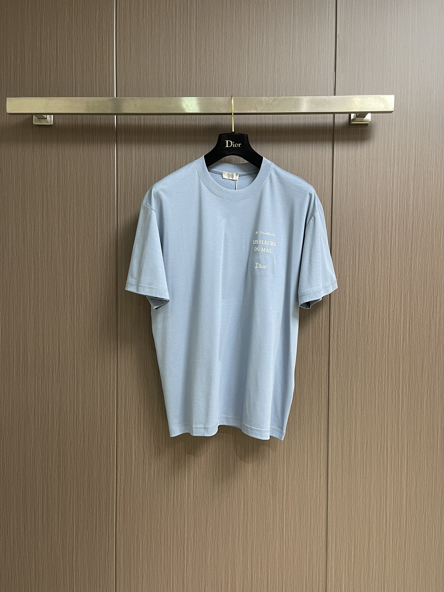 NO:515214,Dior blue couple's round neck short-sleeved T-shirt with light blue background, like a clear spring sky, pure and healing. The exquisite embroidery on the chest, 'LES FLEURS DU MAL' with Baudelaire's poetry, intertwined with the 'Dior' logo, is a romantic encounter between fashion and literature. The ratio of 99% cotton + 1% polyester fiber makes the fabric soft and skin-friendly without losing its clarity. It is comfortable and comfortable to wear on a daily basis, and can easily adapt to different scenes. The exquisite turning worker's line, from the neckline to the hem and cuffs, craftsmanship is hidden in every part, blending the sense of high-end into the details. Size XS-L,,dior,T-shirt,tees,t-shirt,alexander wang19860909Dior 蓝色情侣款圆领短袖T恤,浅蓝底色,像截取了一片春日晴空,纯净又治愈.胸前精致刺绣,'LES FLEURS DU MAL'带着波德莱尔的诗意,与'Dior'标识交织,是时尚与文学的浪漫邂逅.99％棉＋1％聚酯纤维的配比,让面料柔软亲肤又不失挺括,日常单穿舒适自在,搭配也能轻松适配不同场景.精致车工走线,从领口到下摆、袖口,每一处都藏着匠心,把高级感融进细节里.尺码XS-L,,dior,T-shirt,tees，t-shirt,alexander wang,Men's clothing