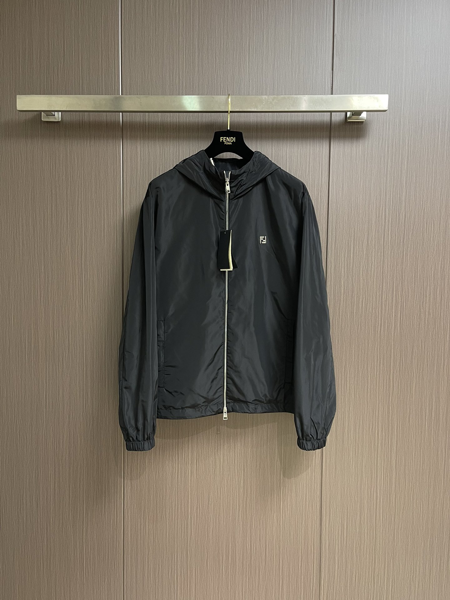 NO:516770,Fendi high-tech cloth decorative jacket, 100% polyester fiber, a high-tech fabric with polyester monofilament fiber reduced polyester monofilament to 0.1 denier through modification technology. The high-density weaving surface shows tight plain patterns, reducing gaps, soft touch and cleverness and durability. The lining double F print adopts digital direct injection technology to print, and the original lining type is analyzed by machine to convert pattern information into digital signals to directly eject high-quality and durable ink to the surface of the fabric to achieve high-resolution printing effect, clear details and natural colors. The chest is decorated with a customized small metal FF logo to enhance the recognition. The hood lining also uses fabric with FF logo to add brand impression. Size 46-52,,fendi, jackets & coats, jackets & coats,hats,alexander wang19860909Fendi 高科技布饰标夹克外套,选用百分百涤纶纤维通过改性技术将涤纶单丝纤度降至0.1旦尼尔的一款高科技布面料.高密织法表面呈现紧密平纹,减少空隙,触感柔顺且不失挺括感与耐用性.里衬双F印花采用数码直喷技术印花, 通过机器分析原版里衬排版, 将图案信息转化为数字信号将高品质耐久的油墨直接喷射到面料表面 实现高分辨率的印花效果, 细节清晰, 色彩自然.胸前装饰有定制的小号金属FF标志,强化辩识度. 兜帽内衬同样采用带有FF标识的布料,增添品牌印象.尺码46-52,,fendi,jackets & coats,jackets & coats,hats,alexander wang,Men's clothing