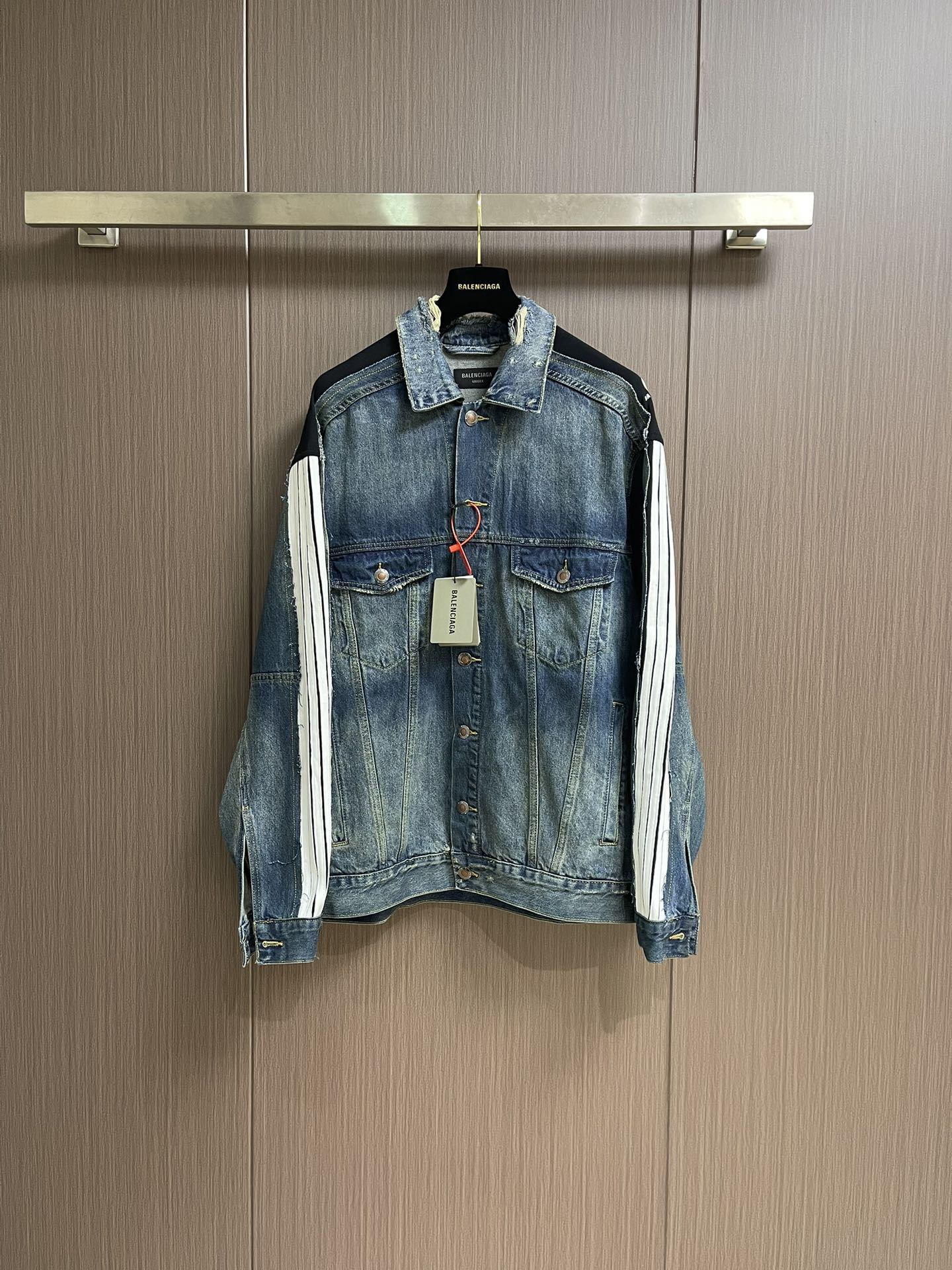 NO:516768,Balenciaga CUT-UP denim jacket, custom-made retro fabric interwoven with cotton tannin and phantom technology, excellent texture and comfortable skin, blue main tone with unruly and casual denim culture, a unique cool collision of blue black and white, shoulders and sleeves are carefully decorated with sportswear details, Balenciaga logo is embellished, the clever embedding of sports stripes creates a conflicting and harmonious aesthetic, blurs the boundaries between sports and fashion, outlines the futuristic outline with unique tailoring, allowing denim jackets to no longer be limited to a single style positioning, symbolizing the brand's exploration and breakthrough in fashion, using imported machine embroidery technology to use advanced computer control systems and precision mechanical components to realize Balenciaga logo embroidery operation High precision, smooth and delicate lines, and use rotten edge hanging technology to ripped holes  The natural razor effect is achieved through physical wear and friction on the edges. The combination of high-temperature steam and frosting paper removes fiber feathers and color difference. A unique hole and wear effect is presented. Multiple monkeys use sand to rub at specific parts by using high-pressure spray guns to achieve local gradation effect. Then, unique texture patterns are created through matte technology. The workmanship is extremely complex and time-consuming. Electrolytic dark blue + stone grinding washing. Process. Electrochemical reactions are preferred to change the color of the fabric. Then mix the fabric with the abrasive through the grinder and clean it with hot water to achieve a specific washing effect. Size 1-2-3-4 S-XL,,balenciaga,jackets & coats,alexander wang19860909Balenciaga CUT-UP牛仔夹克,定制棉韵丹宁与幻影科技交织的复古织料 质感卓越舒适贴肤 以蓝色主色调带着牛仔文化的不羁与随性 一场独特蓝黑白三色的酷炫碰撞 肩部和衣袖处精心饰以运动服细节 Balenciaga标识加以点缀 运动条纹的巧妙嵌入 创造出一种冲突又和谐的美感 模糊了运动与时尚的边界 以独特的剪裁勾勒出未来感的轮廓 让牛仔夹克不再局限于单一的风格定位 象征着品牌在时尚届的探索与突破 采用进口机刺绣工艺使用先进的计算机控制系统和精密的机械部件 实现Balenciaga 标识刺绣作业 精度高 线条流畅而细腻 破洞处采用烂边吊烂技术 通过物理磨损在边缘部分进行摩擦来实现自然烂边效果 通过高温蒸汽和磨砂纸的结合 去除纤维毛羽和色差 呈现出独特的破洞和磨损效果 采用多位马骝十擦沙通过使用高压喷枪 在特定部位进行摩擦 达到局部渐变的效果 再通过磨砂技术 制造出独有纹理图案 做工极其复杂耗时耗力 电解深蓝＋石磨酵洗 工艺 优先利用电化学反应来改变织物的色彩 再通过研磨机将织物与研磨剂混合 并利用热水进行清洗 以达到特定的洗涤效果.尺码1-2-3-4 S-XL,,balenciaga,jackets & coats,alexander wang,Men's clothing