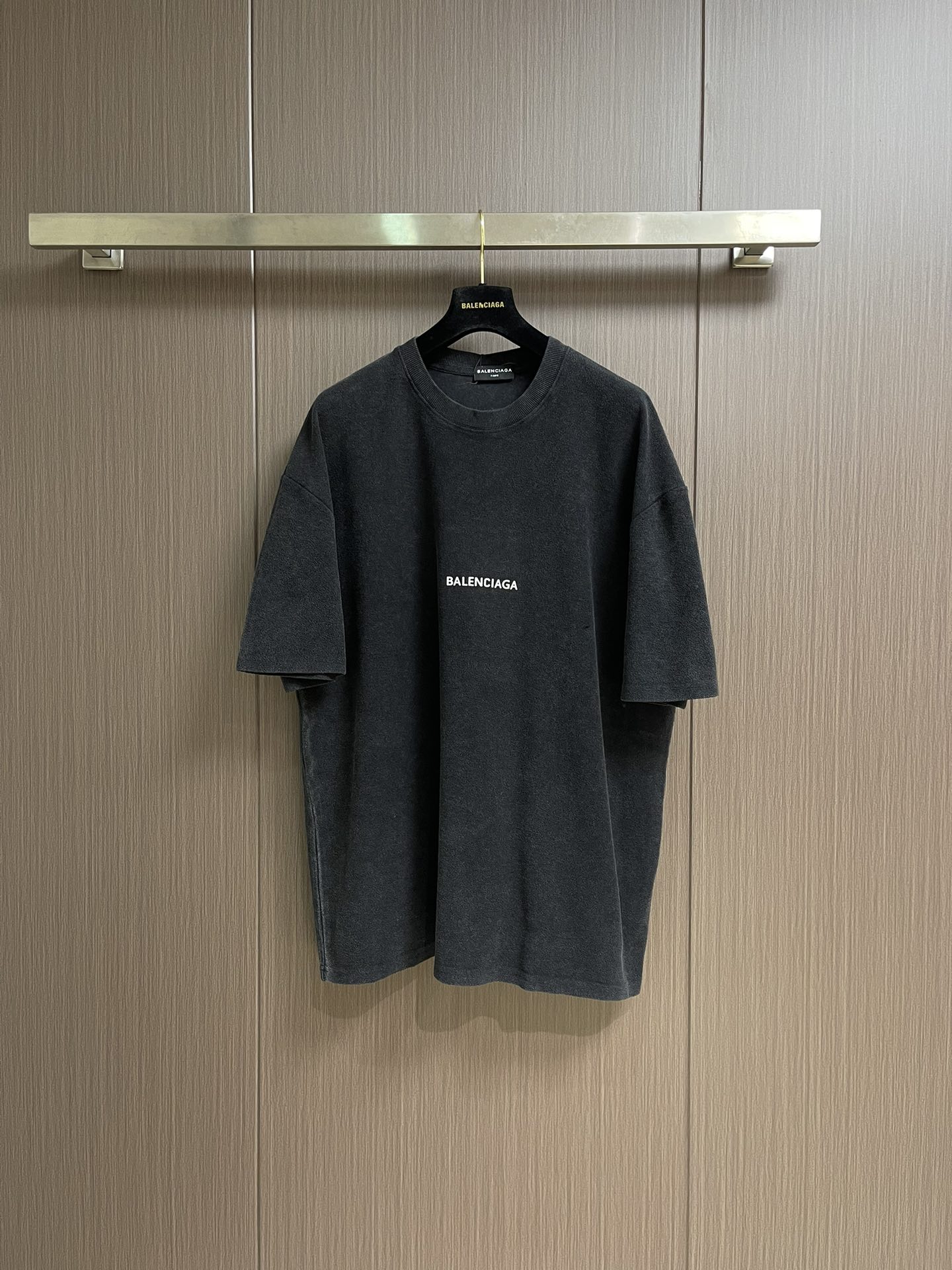 NO:515216,balenciaga  Autumn and winter towel short-sleeved T-shirts. Fashion circles that break the boundaries of the season. Paris has never lacked the eye-catching designs. This autumn and winter towel short-sleeved short-sleeved short-sleeved ones break the seasonal routine. The simple white letter print on the chest is an intuitive logo of the brand identity. There is no unnecessary and complicated design, but it silently declares fashion taste with classic elements. The towel fabric is made with a fine and soft fluff on the surface, like wearing a gentle cloud on the body, bringing a warmth to the skin; the dark gray main tone has a low-key and high-end feeling, and the loose short-sleeved style is full of tolerance for all figures. While lazy and casual, it can easily create a 'boyfriend style' and 'slack' outfit atmosphere. Whether it is worn or stacked, you can play with different styles. Size S-M-L, balenciaga, T-shirt, tees, t-shirt, alexander wang19860909balenciaga 秋冬毛巾短袖T恤.打破季节边界的时尚单品时尚圈,巴黎从不缺让人眼前一亮的设计,这款秋冬毛巾短袖,更是打破季节常规的独特存在.胸前简洁的白色字母印花,是品牌身份的直观标识.没有多余繁杂设计,却以经典元素,默默宣告时尚品味.采用毛巾面料,表面有着细密柔软的绒毛,像把轻柔云朵穿在身上秋冬时节,给肌肤带来融融暖意；深灰主调,自带低调高级感,宽松短袖版型,对各种身材包容度满分,慵懒随性的同时,轻松营造'男友风''松弛感'穿搭氛围,不管是穿还是叠搭,都能玩转出不同风格.尺码S-M-L,,balenciaga,T-shirt,tees，t-shirt,alexander wang,Men's clothing