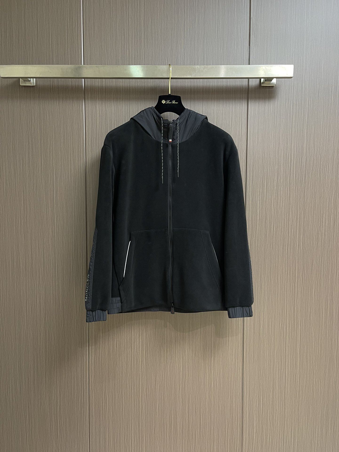 NO:516764,moncler 2025ss autumn and winter!  Warm and stylish nylon spliced ​​fleece co-branded casual jacket!  Casual hooded model, full-quality hardware and accessories, a model with high wearability in autumn and winter, Zippered placket, two-sided pockets, detailed splicing nylon design, integrated tailoring, customer-supplied fleece, high density, warm, soft, high density, good crispness, simple but not losing the highlight, size M-3XL,, jackets & coats,hats,alexander wang19860909moncler 2025ss秋冬！保暖有型 尼龙拼接摇粒绒联名款休闲外套！休闲连帽款 五金辅料全品相订单,秋冬季实穿性很高的一款 拉链门襟 两侧插袋 细节拼接尼龙的设计 合体的剪裁 面料采用客供摇粒绒 密度高 上身舒适 保暖 手感柔软密度高有很好的挺括感 简约而不失亮点的一款,尺码M-3XL,,jackets & coats,hats,alexander wang,Men's clothing