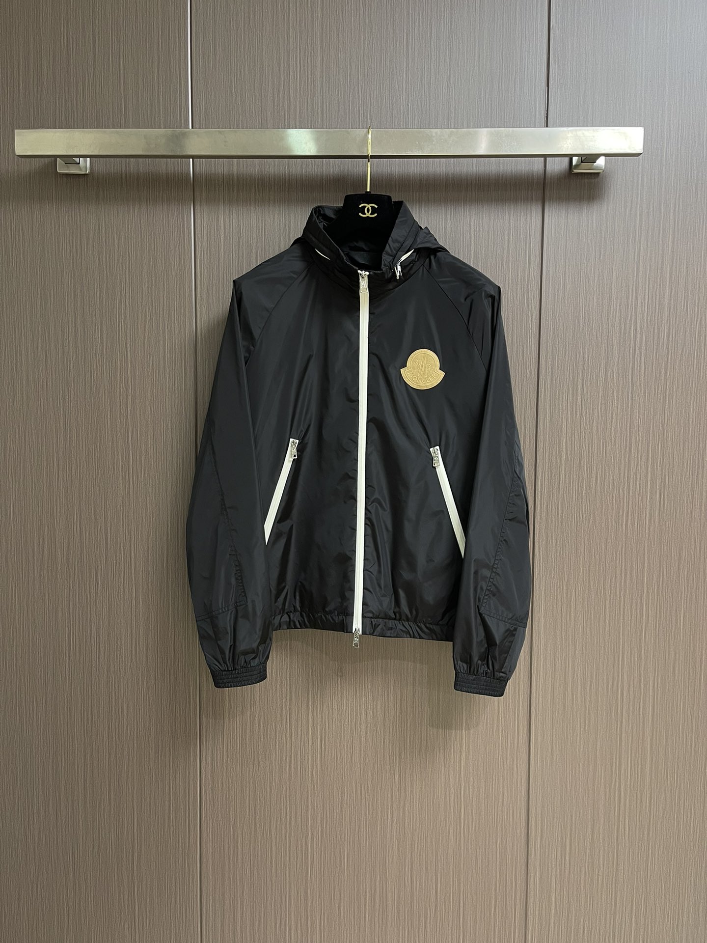 NO:516750,Moncler 2025ss autumn new hooded jacket jacket, perfect appearance, comfortable and warm on both sides, complete three-standard color, full and attractive, very outstanding design, easily advanced the sense of fashion, extremely exquisite workmanship, neat and meticulous wiring!  A masterpiece of a big-name designer!  The upper body doesn't look bloated and super handsome!  Size 48-50-52-54-56-58,,jackets & coats,jackets & coats,hats,alexander wang19860909moncler 2025ss秋季新款连帽夹克外套,品相非常完美,双面穿舒适保暖,三标齐全色泽饱满诱人,非常出彩的设计,轻松将时髦感进阶,做工极为考究严谨,走线工整细致！大牌设计师巨作！上身不显臃肿、超级帅气！尺码48-50-52-54-56-58,,jackets & coats,jackets & coats,hats,alexander wang,Men's clothing