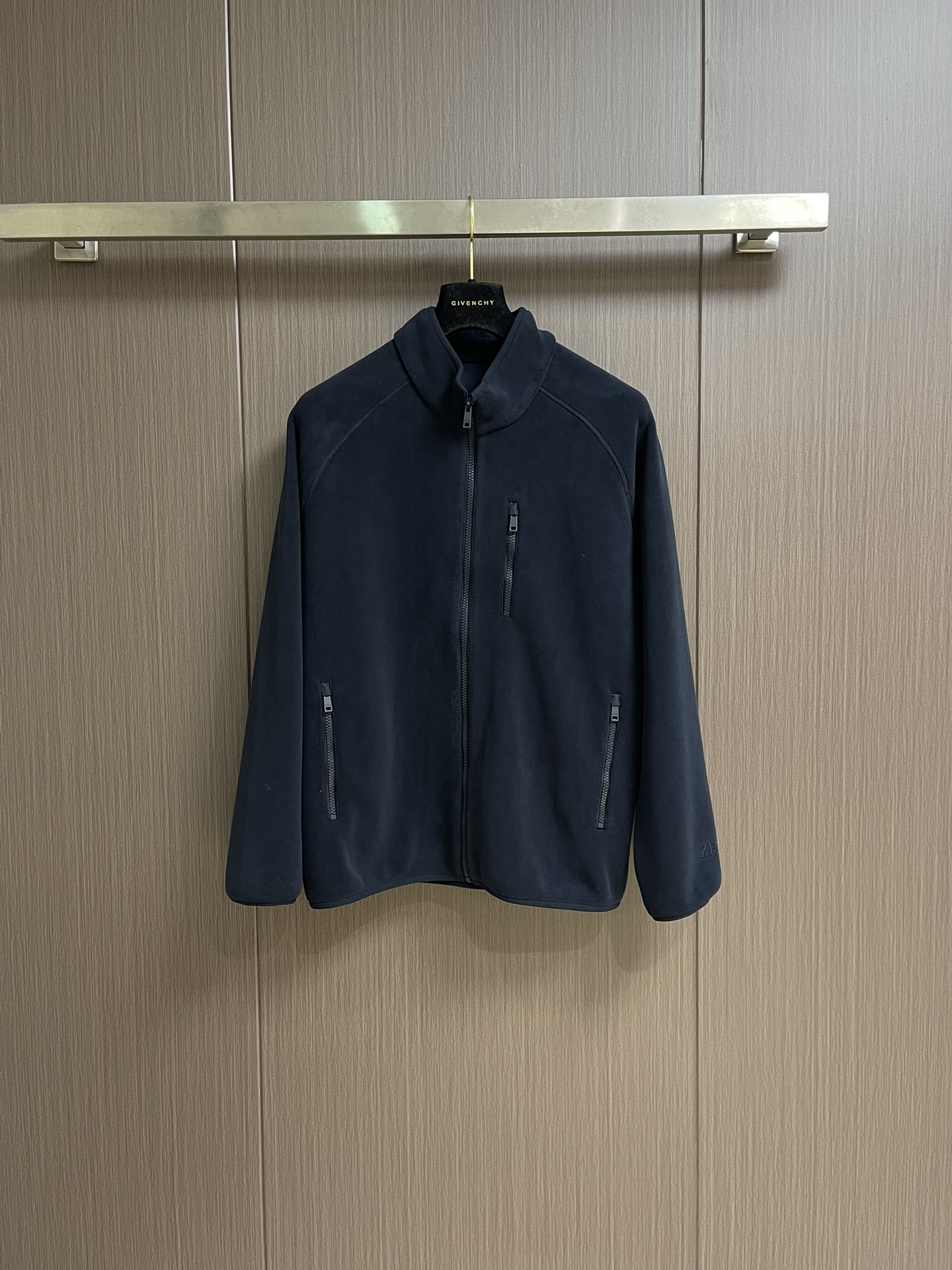 NO:516767,Zegna webbing decorative stand-collar jacket, dense texture, moderate thickness, soft, comfortable, warm and breathable. The stand-up collar is matched with normal shoulder lines, modified head and shoulder ratio, and fits the neck, soft, comfortable and not easy to deform. The webbing on the back neck and the classic letter logo on the left cuff, low-key to show the brand identity. The zipper head is engraved with the brand logo, the font is clear and smooth, matte, and it presents a warm and shiny, perfectly restores the original texture. It is matched with blending, and it is layered in color and neatly silhouettes to easily create a casual and casual look. Customer-supplied fabrics and customized hardware. Size M-3XL,, jackets & coats, alexander wang19860909Zegna 织带装饰立领外套,质地密实,薄厚适中,柔软舒适保暖、透气性好.立领搭配正常肩线、修饰头肩比例,且贴合颈部,柔软舒适不易变形,后颈双杠织带以及左侧袖口经典字母徽标,低调彰显品牌身份.拉链头镌刻品牌Logo,字体清晰流畅,哑光处理,呈现温润光泽,完美还原原版质感.搭配混纺,通过色彩叠穿和利落廓形,轻松打造随性休闲造型.客供面料、定制五金.尺码M-3XL,,jackets & coats,alexander wang,Men's clothing