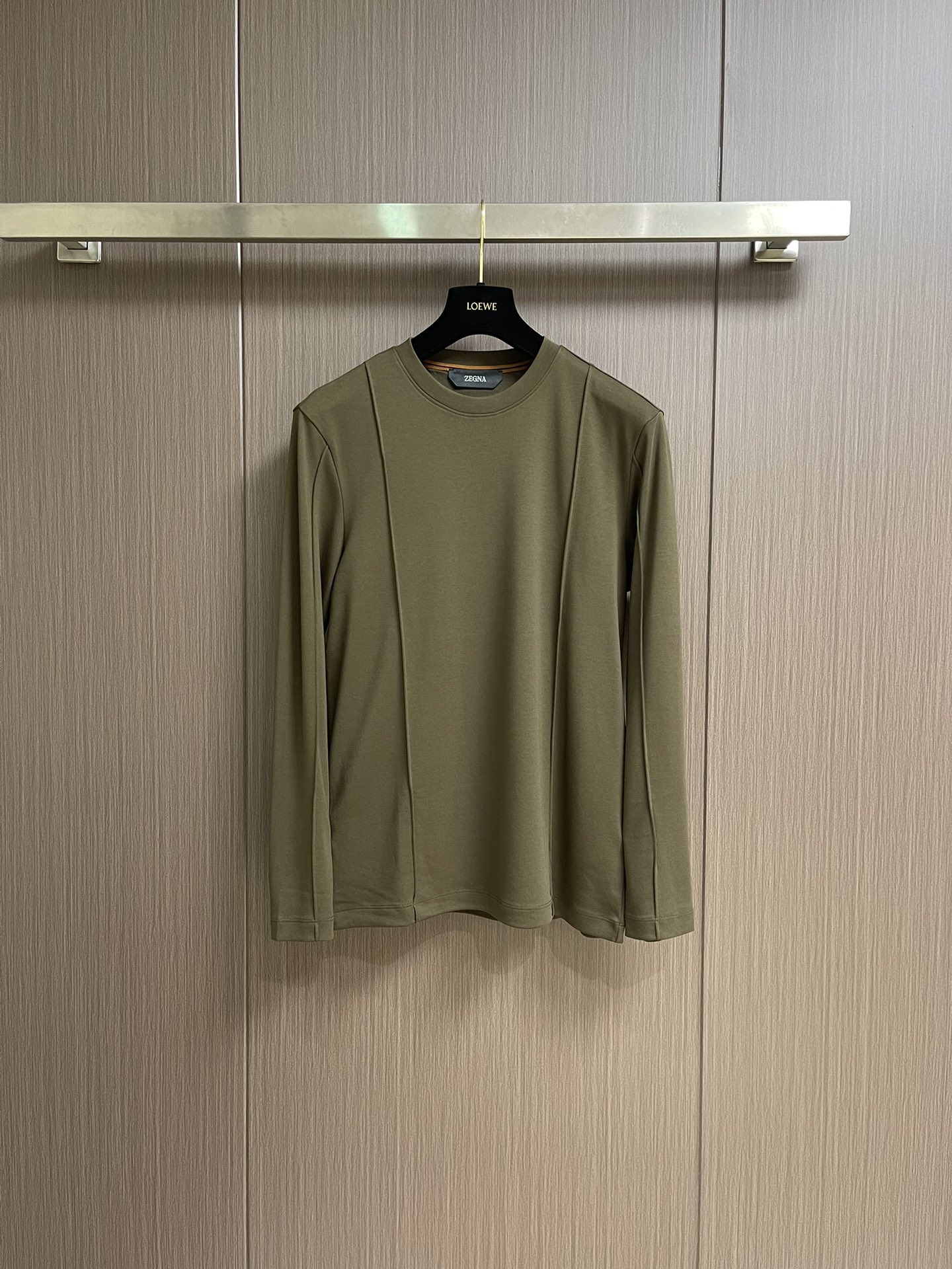 NO:516758,Zegna 2025ss autumn and winter new products for men's long-sleeved casual base shirt, foreign trade company orders!  It is one of the classic exclusive fabrics of Zenia!  Customized original cotton fabric!  Back logo design!  The texture is warm, the touch is soft and delicate, but the shape is straight and stylish!  Details, extreme luxury…perfectly interpret high-quality quality. Size M-3XL, zegna, alexander wang19860909Zegna 2025ss秋冬新品男士长袖休闲打底衫,外贸公司订单！是杰尼亚经典的专有织物之一！ 定制原版纯棉面料！后幅logo设计！质地保暖,触感又柔软细腻、但型态又笔挺有型！细节、奢华极致…完美演绎高品质品相.尺码M-3XL,,zegna,alexander wang,Men's clothing