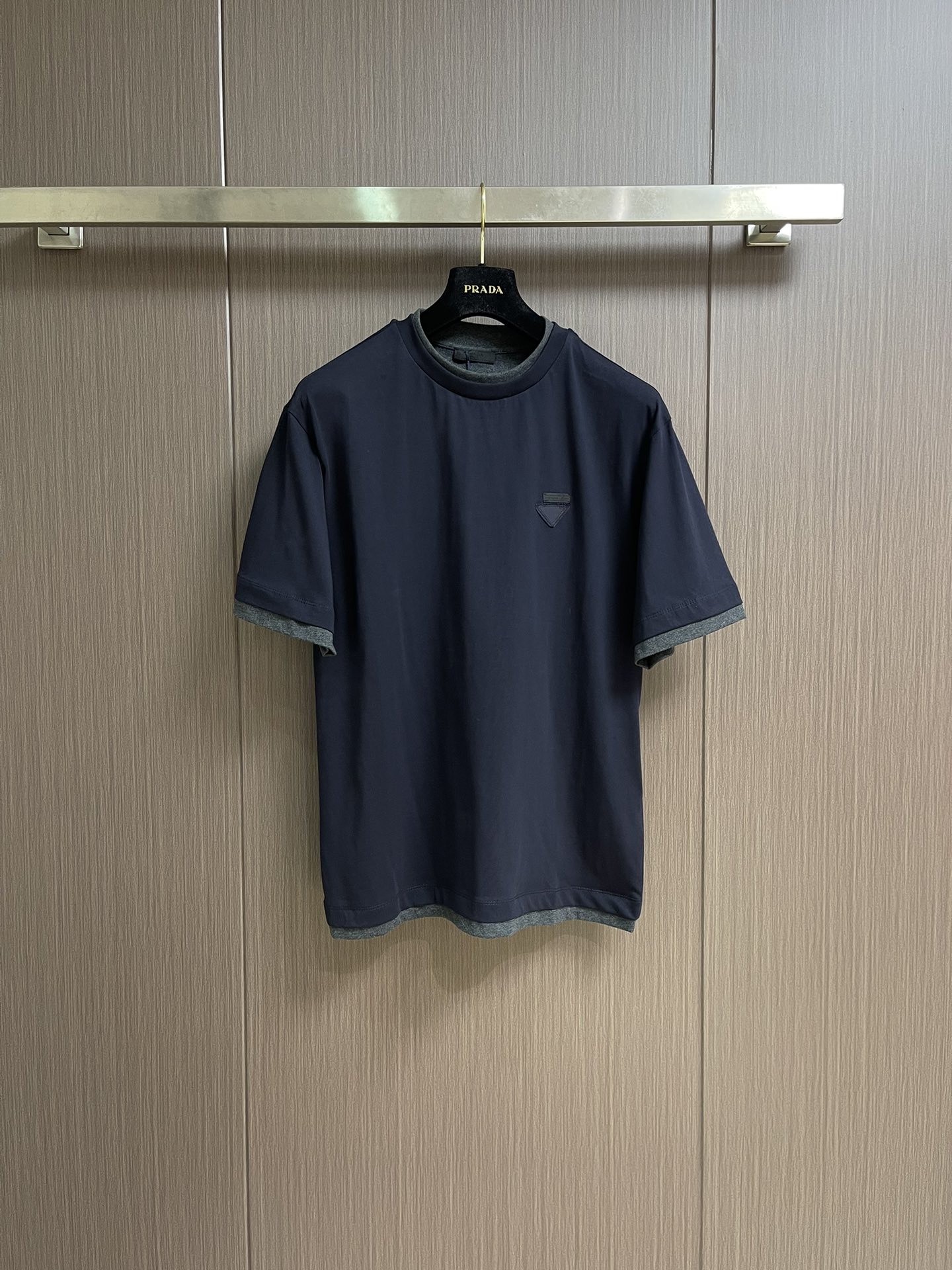 NO:516756,PRADA fake two-piece triangle logo cotton short-sleeved T-shirt, 24S double yarn special textile tight cotton 185G, ribbed 32S double yarn pull frame 340G, classic cotton T-shirt reinterpreted through layers and contrast, adding a unique style to the sporty silhouette. The loose style defines its style and is decorated with the iconic fabric triangle logo. The fake two-piece design successfully integrates the sporty style with the street feeling through clever layered splicing and contrasting elements, presenting a highly recognizable design language. Size XS-L, prada, T-shirt,tees, t-shirt,alexander wang19860909PRADA 假两件三角徽标棉质短袖T恤,24S双纱特种纺织紧密棉 185G,罗纹 32S双纱拉架 340G,经典棉质T恤通过层次和对比重新诠释,为运动廓形增添独特风格.宽松版型定义其风格,饰有标志性织物三角形徽标.假两件设计通过巧妙的层次拼接和对比元素,成功将运动风与街头感融合,呈现出极具辨识度的设计语言.尺码XS-L,,prada,T-shirt,tees，t-shirt,alexander wang,Men's clothing