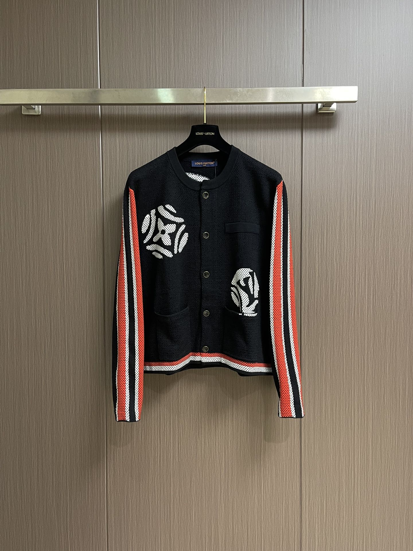 NO:521458,LV x Nigo polka dot pattern knitted jacket, custom-made imported pure cotton fabric with YB, excellent skin-friendliness and close-fitting, without any burden, bringing the ultimate comfort and good breathability, and it won't feel stuffy even if worn for a long time; the pattern design is unique, and the chest printing pattern is made of complex computer technology to present clear and three-dimensional patterns; the striped decoration process is superb, red and white stripes are neatly arranged along the cuffs and hem, the color contrast is clear and natural, highlighting the control of details; the pockets and buttons are installed in fine detail, precise and firm, durable, the overall wiring is straight and delicate, the fabric is comfortable and soft, the color is consistent and there is no color difference, which can create a fashionable look, control various occasions, customize auxiliary materials, complete three standards, the same style for men and women!  Size S-XL, louis vuitton, jackets & coats,alexander wang19860909LV x Nigo 波点图案针织外套,采用YB定制进口纯棉面料,亲肤性极佳贴身穿也毫无负担,带来极致的舒适体验有着良好的透气性,即使长时间穿着也不会觉得闷热；图案设计独具匠心,胸前印花图案以复杂电脑技术呈现纹路清晰立体；条纹装饰工艺高超,红、白条纹沿袖口和下摆整齐排列,色彩对比鲜明且过渡自然,彰显细节把控；口袋与纽扣安装精细,位置精准牢固耐用,整体走线平直细腻,面料舒适柔软,颜色一致无色差能与同款搭营造时尚造型,驾驭各种场合,定制辅料,三标齐全,男女同款！尺码S-XL,,louis vuitton,jackets & coats,alexander wang,Men's clothing