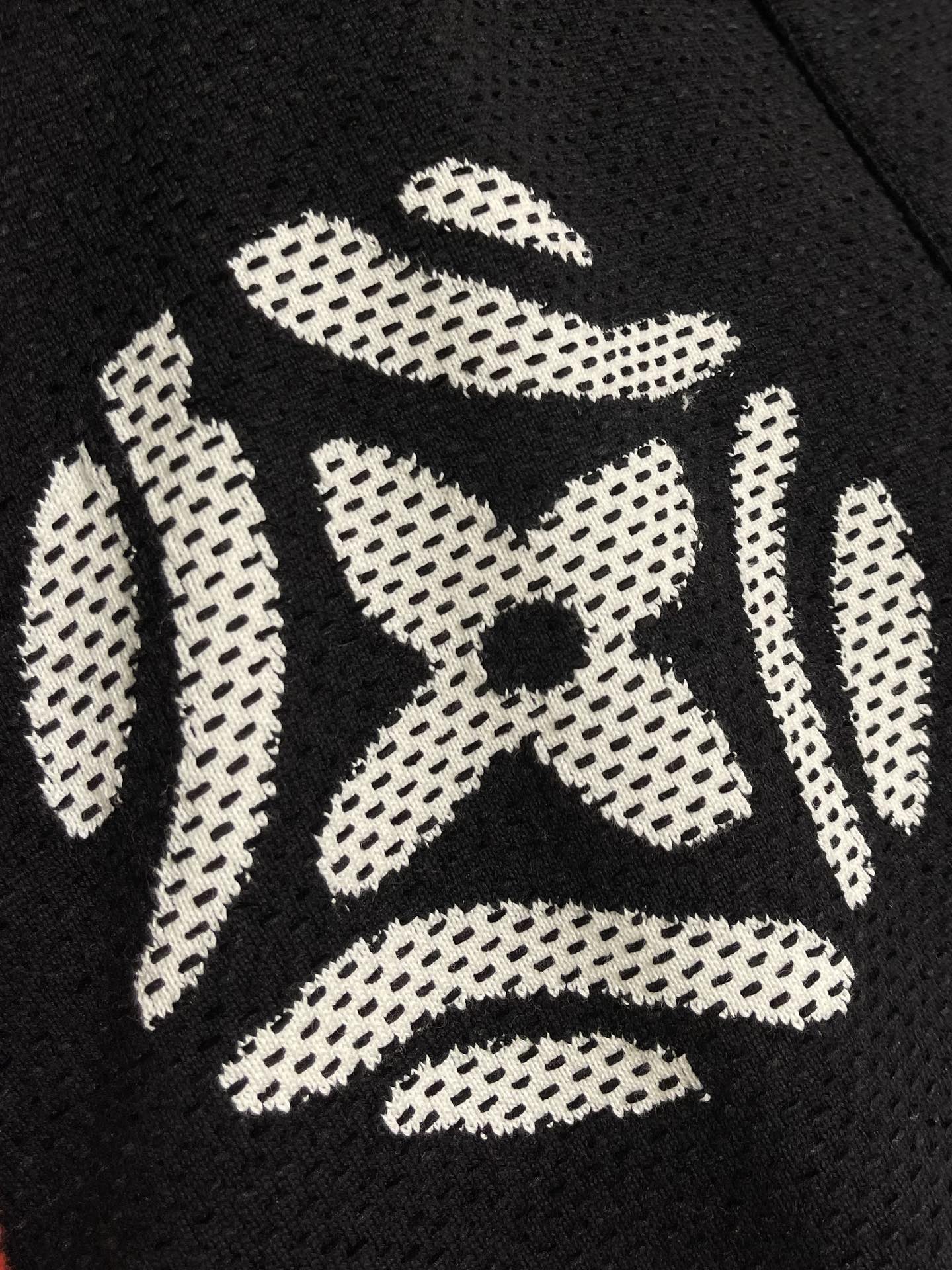 LV x Nigo 波点图案针织外套，采用YB定制进口纯棉面料，亲肤性极佳贴身穿也毫无负担，带来极致的舒