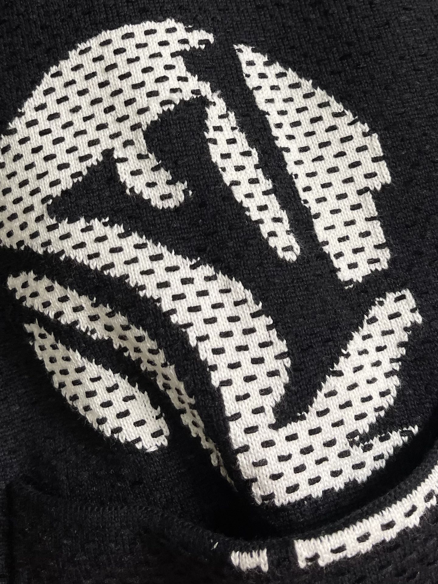 LV x Nigo 波点图案针织外套，采用YB定制进口纯棉面料，亲肤性极佳贴身穿也毫无负担，带来极致的舒