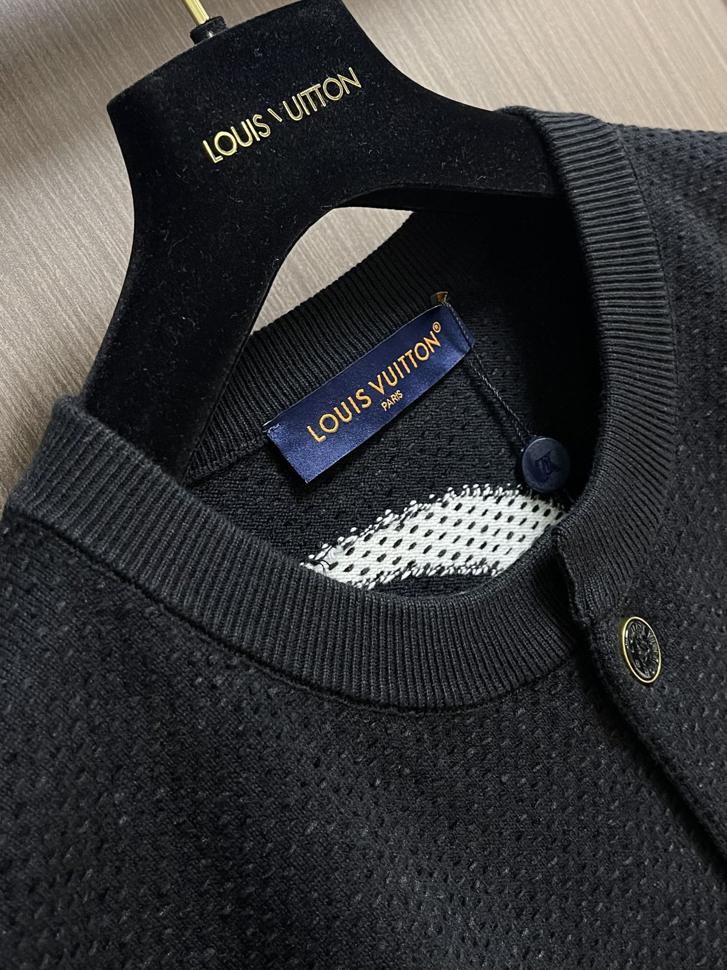 LV x Nigo 波点图案针织外套，采用YB定制进口纯棉面料，亲肤性极佳贴身穿也毫无负担，带来极致的舒