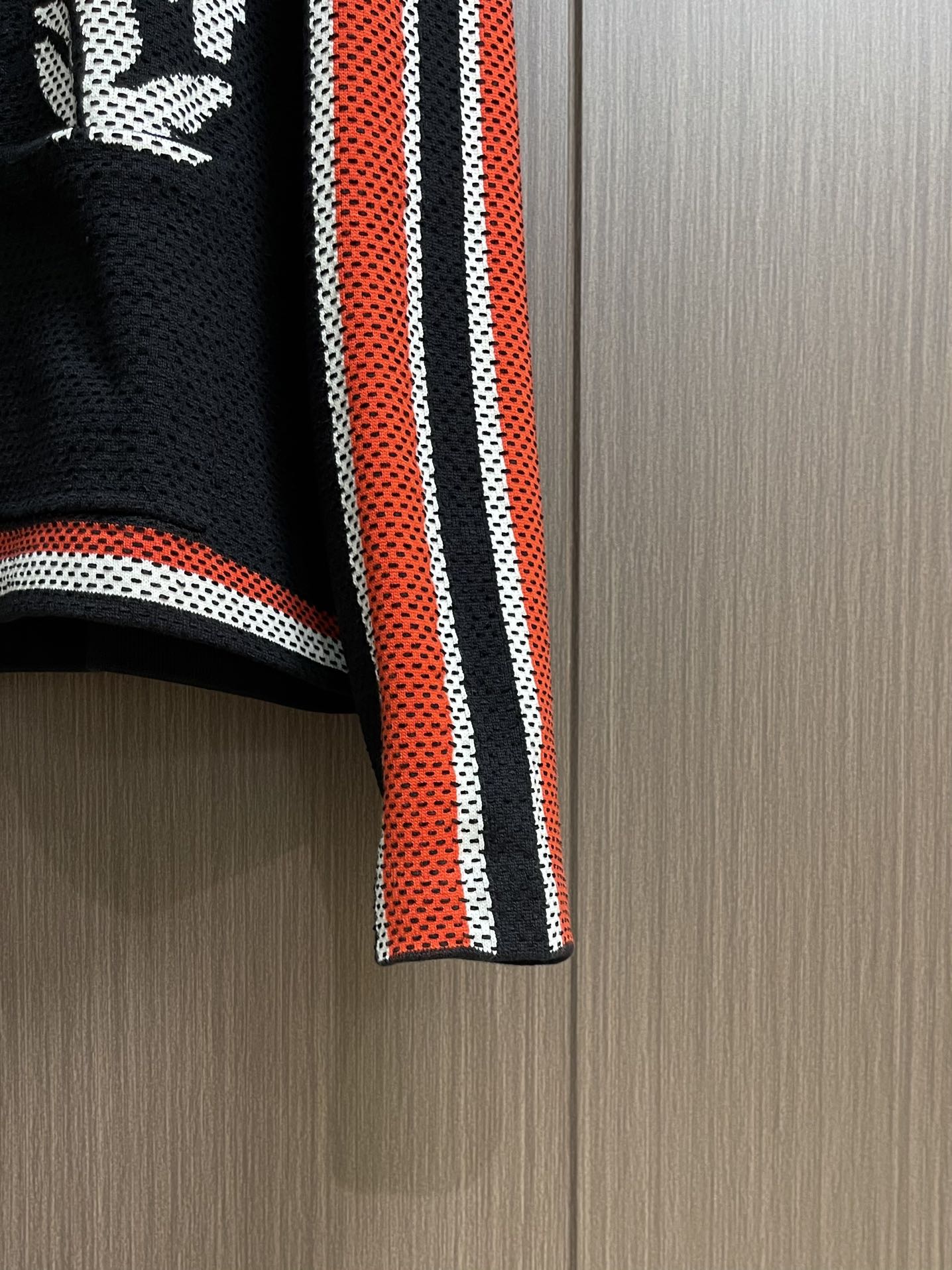 LV x Nigo 波点图案针织外套，采用YB定制进口纯棉面料，亲肤性极佳贴身穿也毫无负担，带来极致的舒