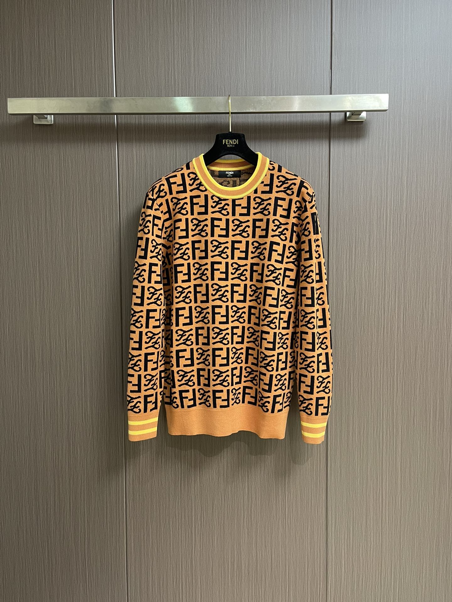 NO:515204,Fendi is a double F round neck knit sweater with high-end core veil fabric, collar contrast design, jacquard adopts a double F logo, which is really great and fashionable. It doesn't pill or pierce. It feels super comfortable to touch. The style is very comfortable. The appearance is super high. The color combination is beautiful. The workmanship is super fine. Size M-3XL, fendi, sweaters, alexander wang19860909fendi 满身双F圆领针织毛衣,采用高端包芯纱面料,领口撞色设计,提花采用双F标志,真的特别棒随便搭什么都时尚感倍佳 不起球 不扎身 摸起来手感超级舒服 版型特别舒适 颜值超级高 颜色搭配美极了 做工超细致 尺码M-3XL,,fendi,sweaters,alexander wang,Men's clothing