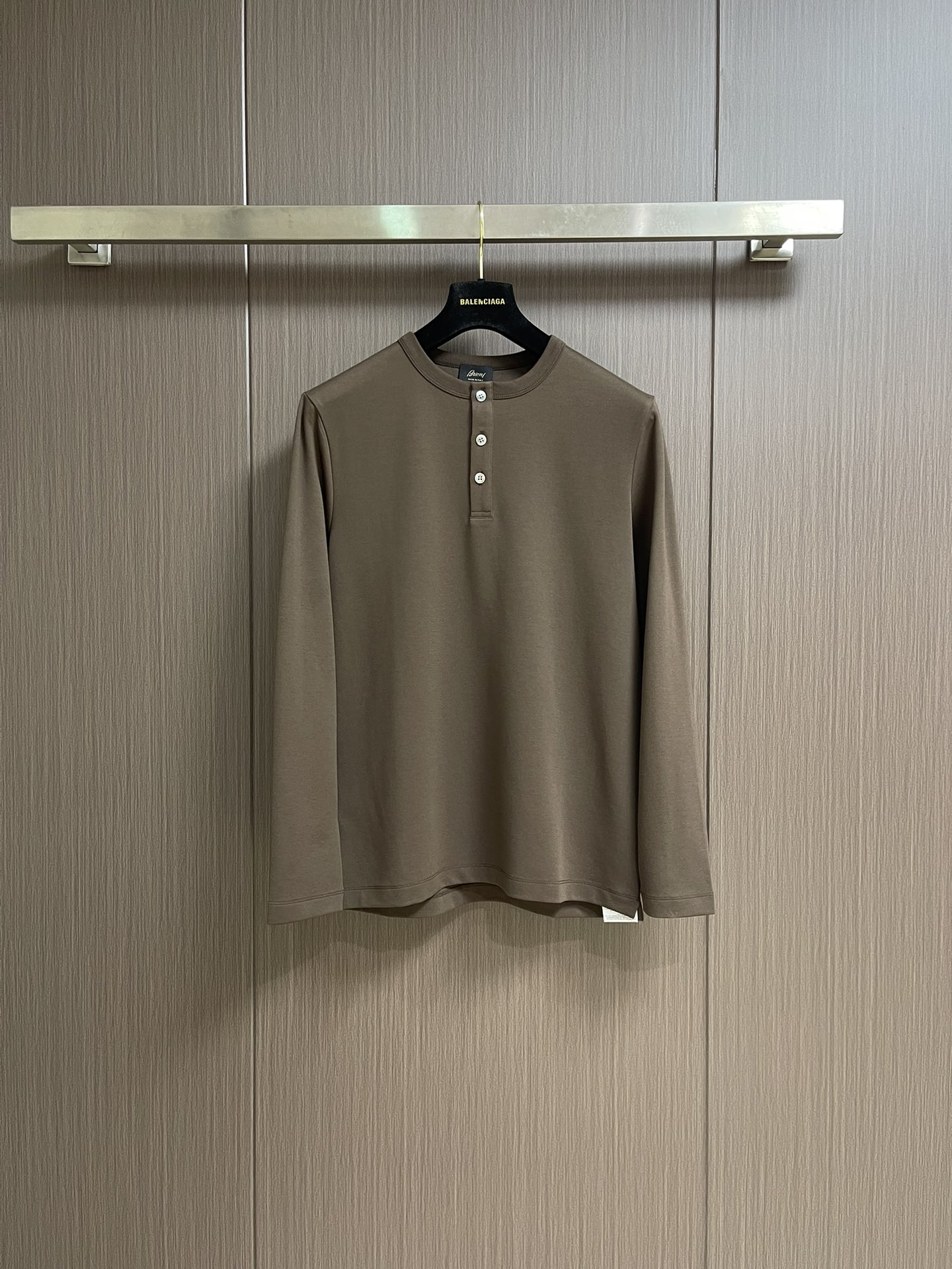 NO:518373,Brioni Henry neck men's long-sleeved T-shirt, which looks simple. The more it tests the combination of craftsmanship and fabric, the requirements for technology and factory equipment are very high. The two natural ingredients are gold-based, which are both the warmth and soft wool and the natural and refreshing of linen. Skin-friendly, soft, warm and warm. There is no sense of stuffiness. Linen is used to relieve moisture and keep the skin dry. It has an excellent wearing experience. The natural texture on the surface. The casual and natural sense of high-end. The collar type tests the master's skills. The width, narrowness and elasticity of the neckline are very particular. The edges are tightly woven smoothly. The exquisite upper body in the subtle parts is young and not stereotyped. The casual and layered and elegant shape. The horizontal knitting. Size M-3XL,,tees, t-shirt, gold, alexander wang19860909Brioni布莱奥尼 亨利领男士长袖T恤 看似简约的设计 越考验工艺与面料的结合,对技术以及工厂设备 要求很高 两种天然成分以黄金配比既有羊毛的温润软糯 又有亚麻的自然清爽 亲肤 柔和 保暖的同时 没有闷热感 亚麻疏导湿气 让皮肤始终保持干爽 有着极好的穿着体验感 表面天然的肌理感 随性自然高级感 领型很考验师傅的功底 领口的宽窄松紧都很有讲究 边缘紧密织造流畅 细微之处的精美上身年轻不刻板 随性有层次儒雅造型 横机针织.尺码M-3XL,,tees，t-shirt,gold,alexander wang,Men's clothing