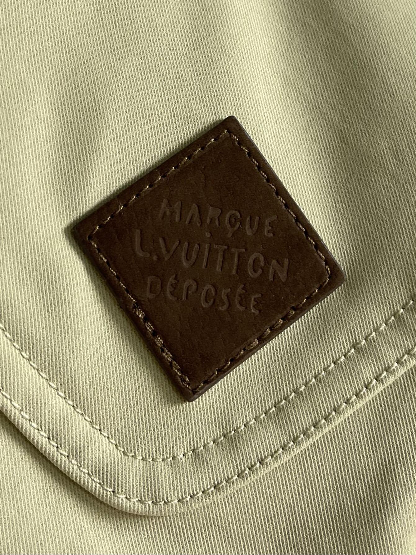 Dior 翻领夹克外套 个性与魅力的完美融合！随着时尚潮流的不断演变，翻领时尚潮流已成为众多男士衣橱中的