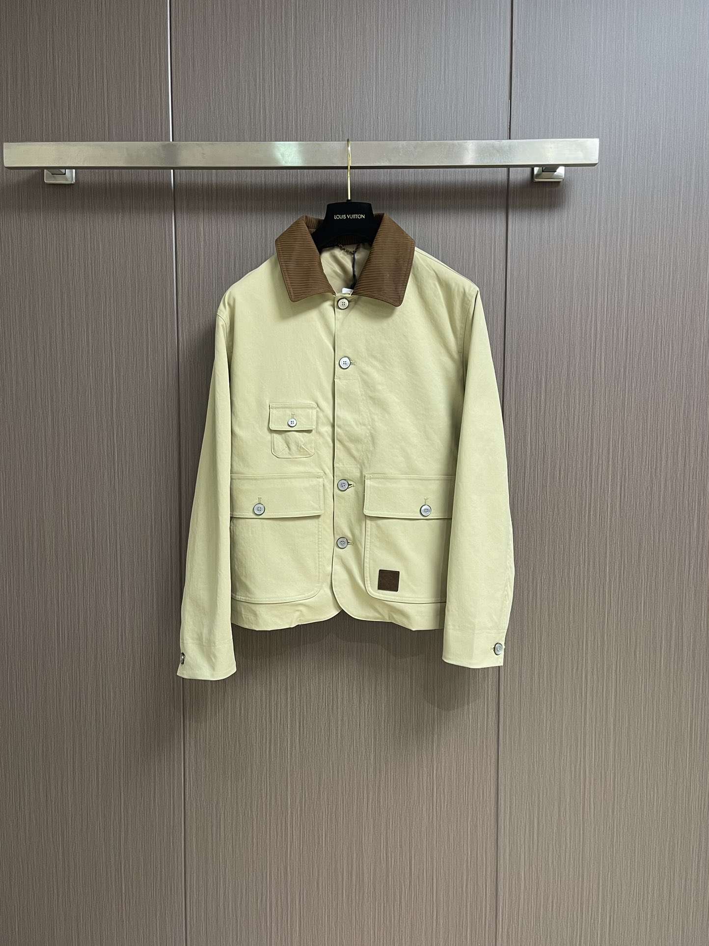 NO:521461,Dior Lapel Jacket The perfect blend of personality and charm!  With the continuous evolution of fashion trends, lapel fashion trends have become a must-have item in many men's wardrobes. It not only shows the handsomeness and masculine beauty of men, but also demonstrates delicate taste and unique personality. Lapel design is the soul of this model. It flips the neckline, adding a unique sense of style to the overall shape, making it more three-dimensional and layered. Whether it is the round neckline or the sharp large lapel, you can easily control various occasions and make you the focus of the crowd. This model follows the fashion trend and combines fashion elements and classic styles. The fabric selection is diverse, from cotton to wool, each model has been carefully selected to ensure the texture.  The comfort of wearing and wearing. At the same time, the exquisite craftsmanship makes every detail handled exquisitely and thoughtfully, showing the men's pursuit and taste of fashion. In combination, the lapel fashion trend is omnipotent. When casual, the matching may show a casual and fashionable image; in formal occasions, pairing with suit pants or formal pants will show gentlemanly demeanor. No matter what style it is, this style can add highlights to your outfit and make you unique. When wearing the lapel fashion trend, you will show confidence and style and become the darling of fashion. It is not only one piece, but also a perfect display of your personality and charm. Size 46-52,,dior,jackets  & coats,jackets & coats,business suit,alexander wang19860909Dior 翻领夹克外套 个性与魅力的完美融合！随着时尚潮流的不断演变,翻领时尚潮流已成为众多男士衣橱中的必备单品.它不仅展现了男性的帅气与阳刚之美,更彰显了细腻的品味与独特的个性.翻领设计,是这款的灵魂所在.它将领口翻起,为整体造型增添了一抹与众不同的风格感,使更加立体有层次.无论是圆润的领口,还是尖利的大翻领,都能轻松驾驭各种场合,让你成为人群中的焦点.这款紧跟时尚潮流,融合了时尚元素与经典风格.面料选择多样化,从棉纺到毛呢,每一款都经过精心挑选,确保质感的上乘与穿着的舒适.同时,精湛的工艺制作,使得每一处细节都处理得精致周到,展现了男士对时尚的追求与品味.搭配上,翻领时尚潮流更是无所不能.休闲时,搭配或展现出随性又不失时尚的形象；正式场合,搭配西装裤或正装裤,则彰显出绅士风度.无论是哪种风格,这款都能为你的穿搭增添亮点,让你与众不同.穿上翻领时尚潮流,你将展现自信与风采,成为时尚的宠儿.它不仅仅是一件,更是你个性与魅力的完美展现.尺码46-52,,dior,jackets & coats,jackets & coats,business suit,alexander wang,Men's clothing