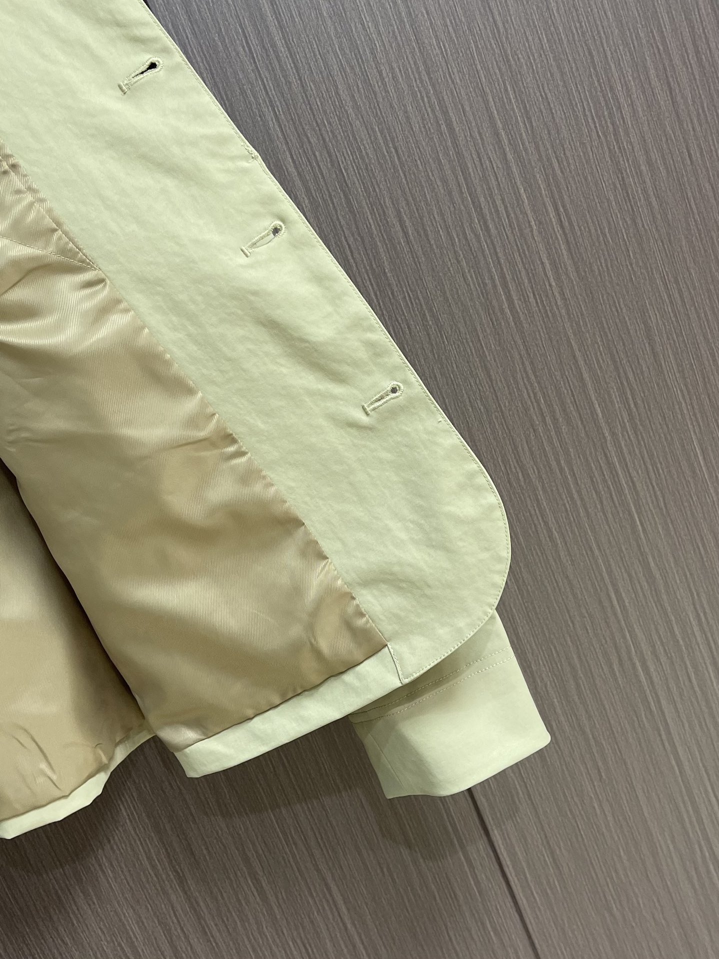 Dior 翻领夹克外套 个性与魅力的完美融合！随着时尚潮流的不断演变，翻领时尚潮流已成为众多男士衣橱中的