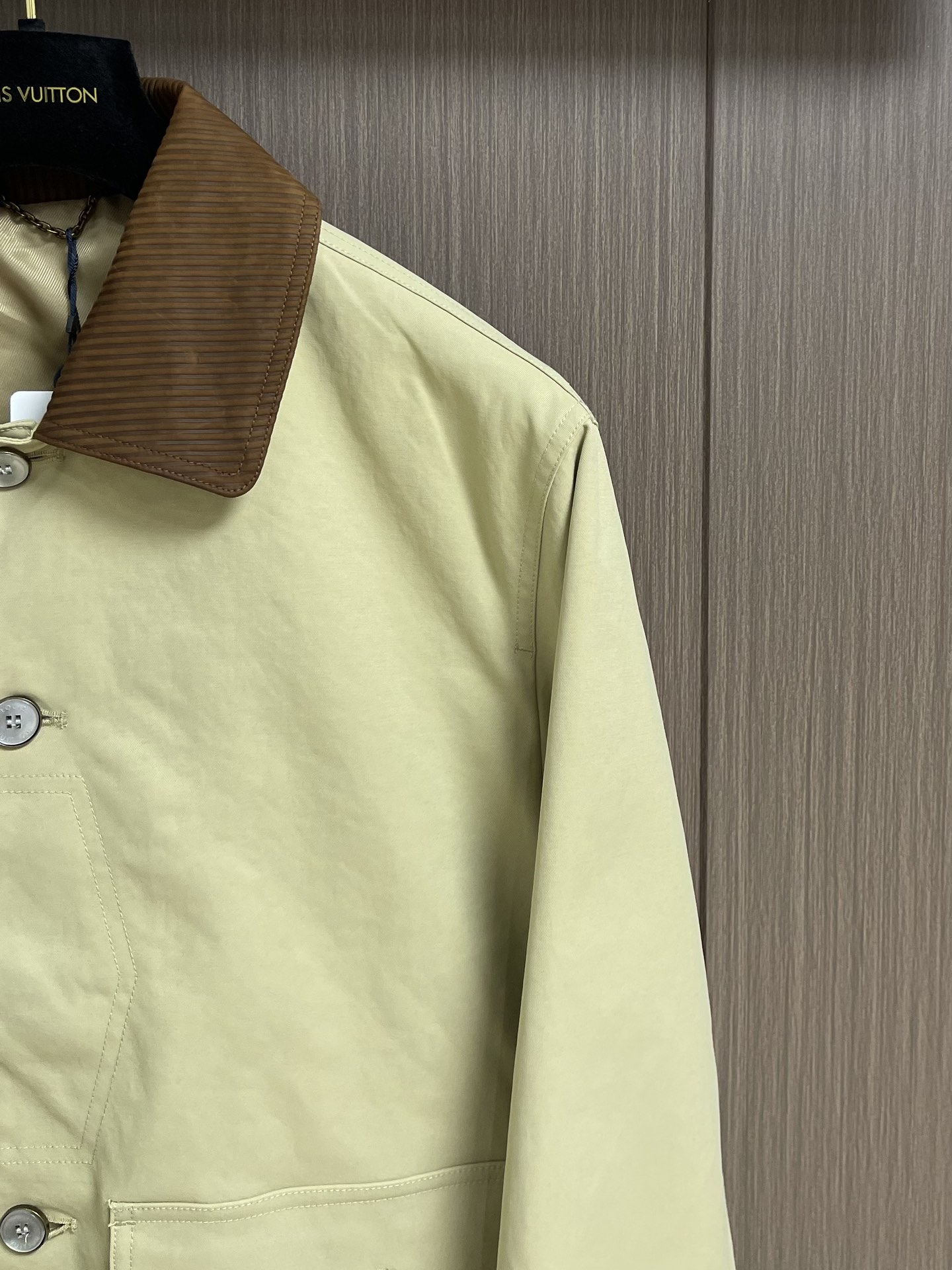 Dior 翻领夹克外套 个性与魅力的完美融合！随着时尚潮流的不断演变，翻领时尚潮流已成为众多男士衣橱中的