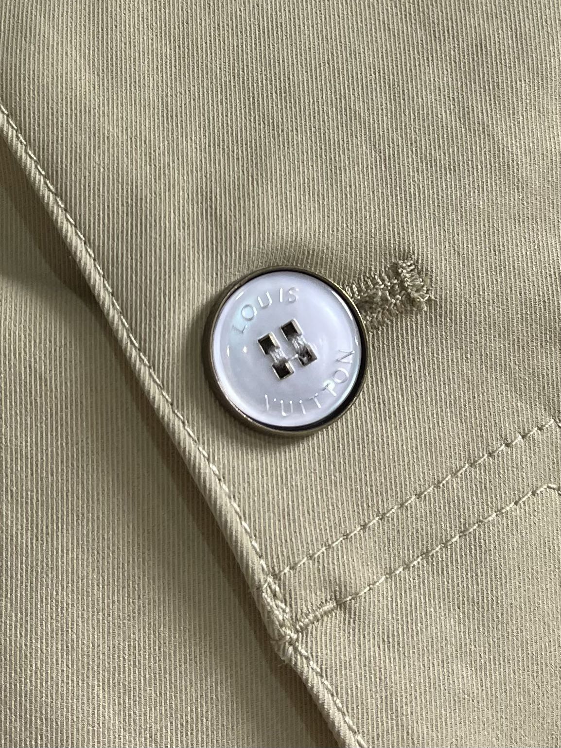 Dior 翻领夹克外套 个性与魅力的完美融合！随着时尚潮流的不断演变，翻领时尚潮流已成为众多男士衣橱中的