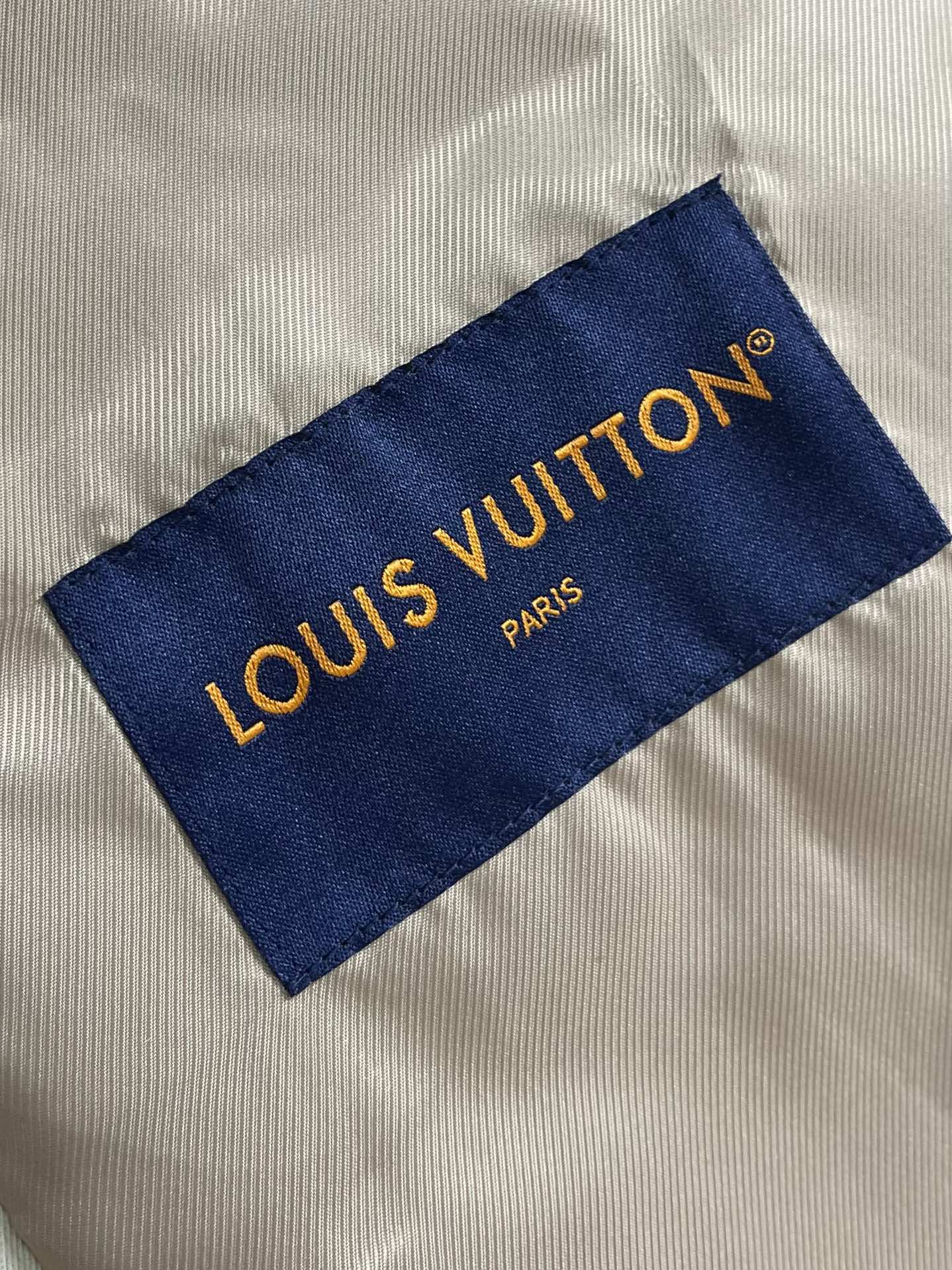 Dior 翻领夹克外套 个性与魅力的完美融合！随着时尚潮流的不断演变，翻领时尚潮流已成为众多男士衣橱中的