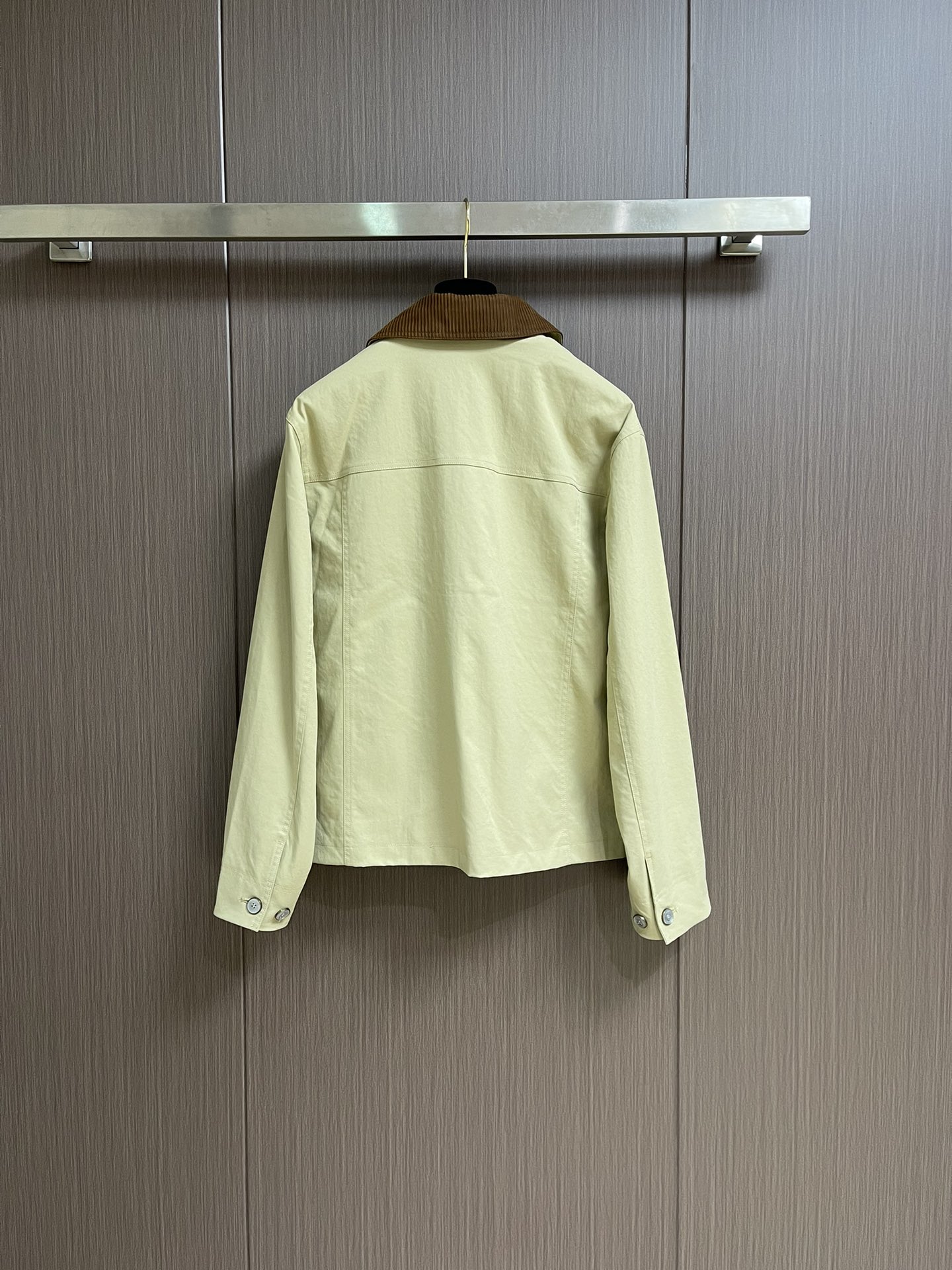 Dior 翻领夹克外套 个性与魅力的完美融合！随着时尚潮流的不断演变，翻领时尚潮流已成为众多男士衣橱中的