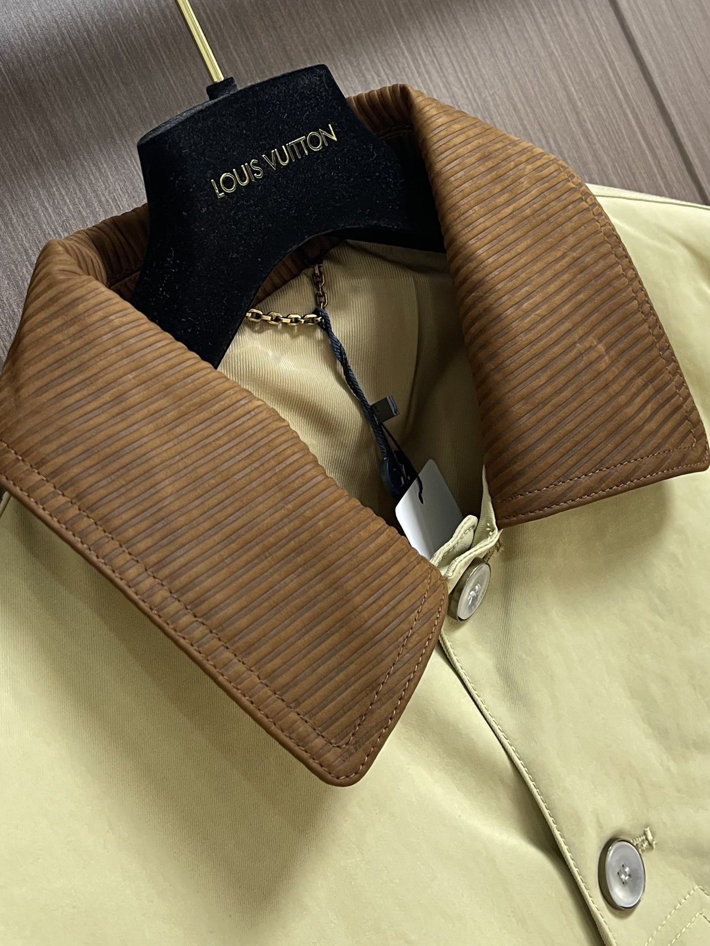 Dior 翻领夹克外套 个性与魅力的完美融合！随着时尚潮流的不断演变，翻领时尚潮流已成为众多男士衣橱中的