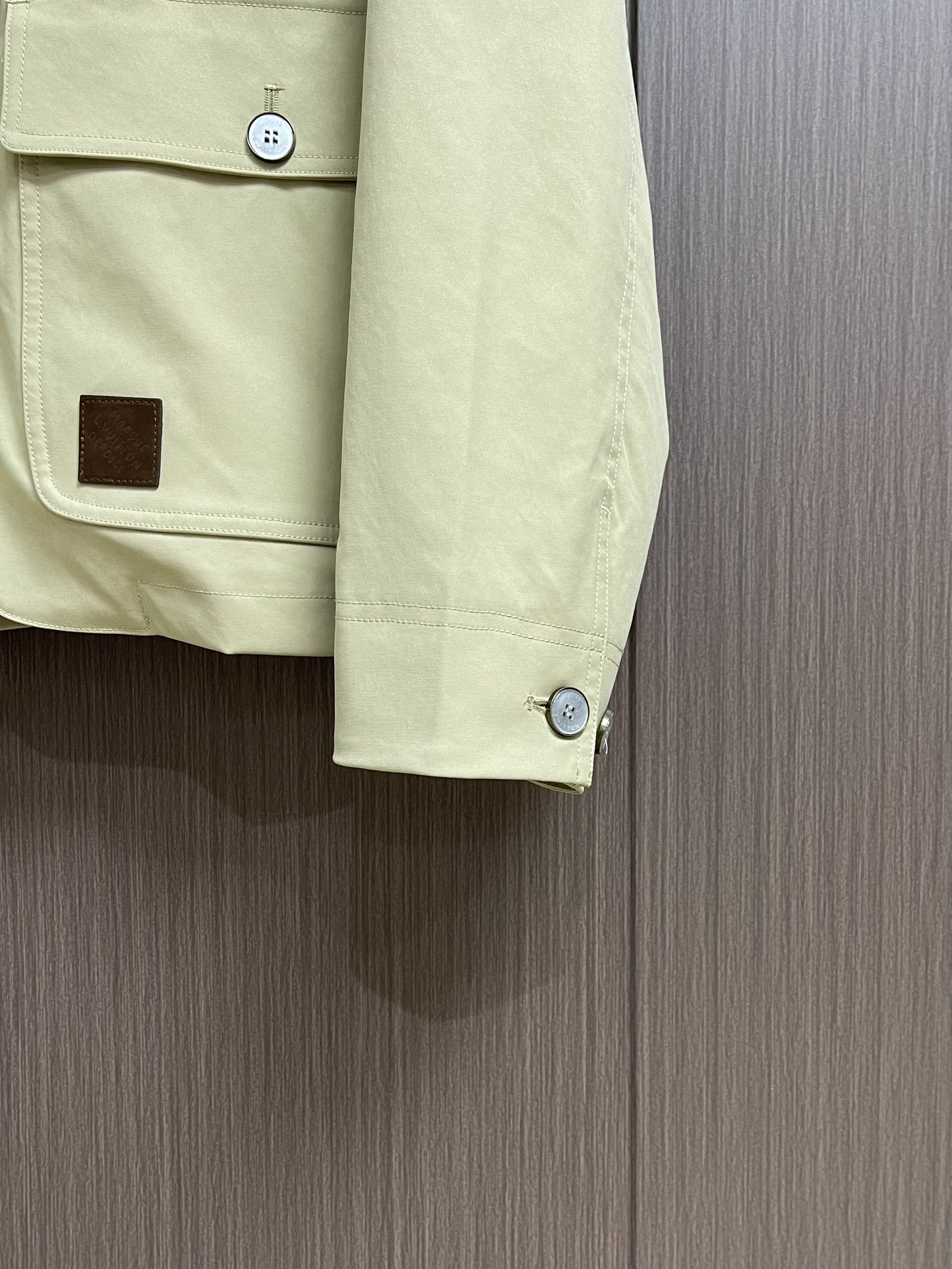 Dior 翻领夹克外套 个性与魅力的完美融合！随着时尚潮流的不断演变，翻领时尚潮流已成为众多男士衣橱中的