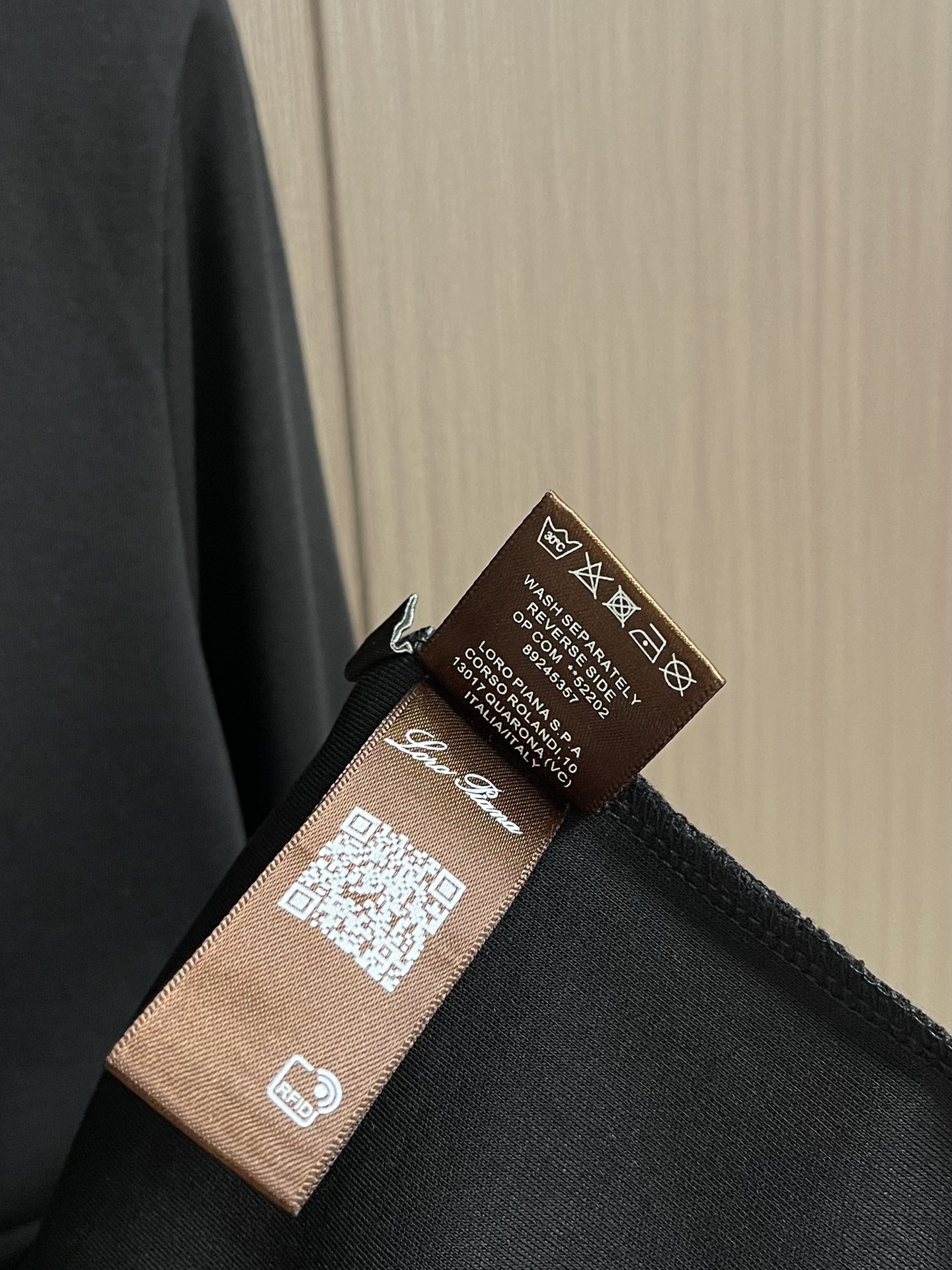 lP🆕 LoroPiana 2025ss秋冬新款长袖T恤打底衫，全品相！工艺采用胸前logo 刺绣设计！