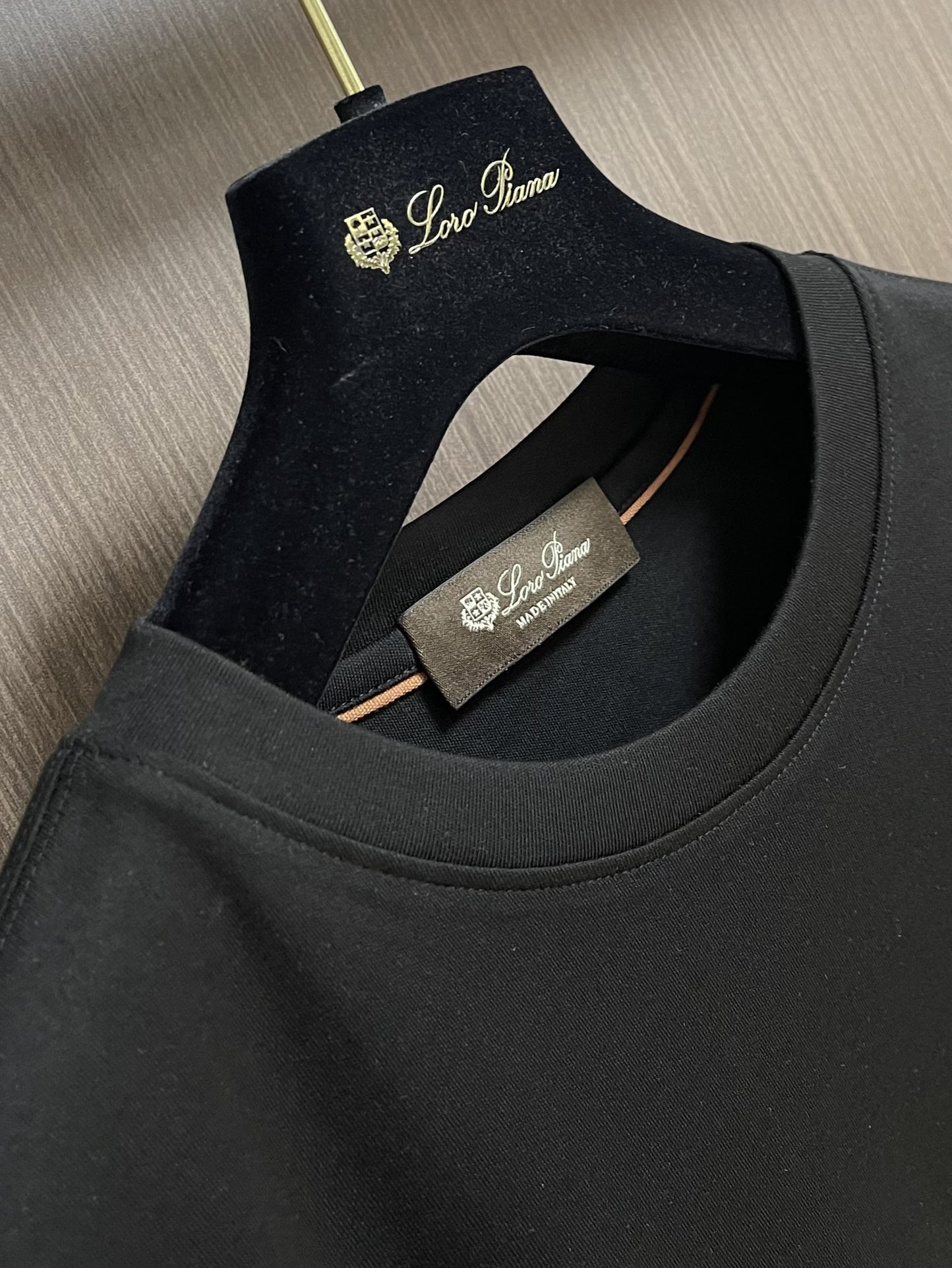 lP🆕 LoroPiana 2025ss秋冬新款长袖T恤打底衫，全品相！工艺采用胸前logo 刺绣设计！