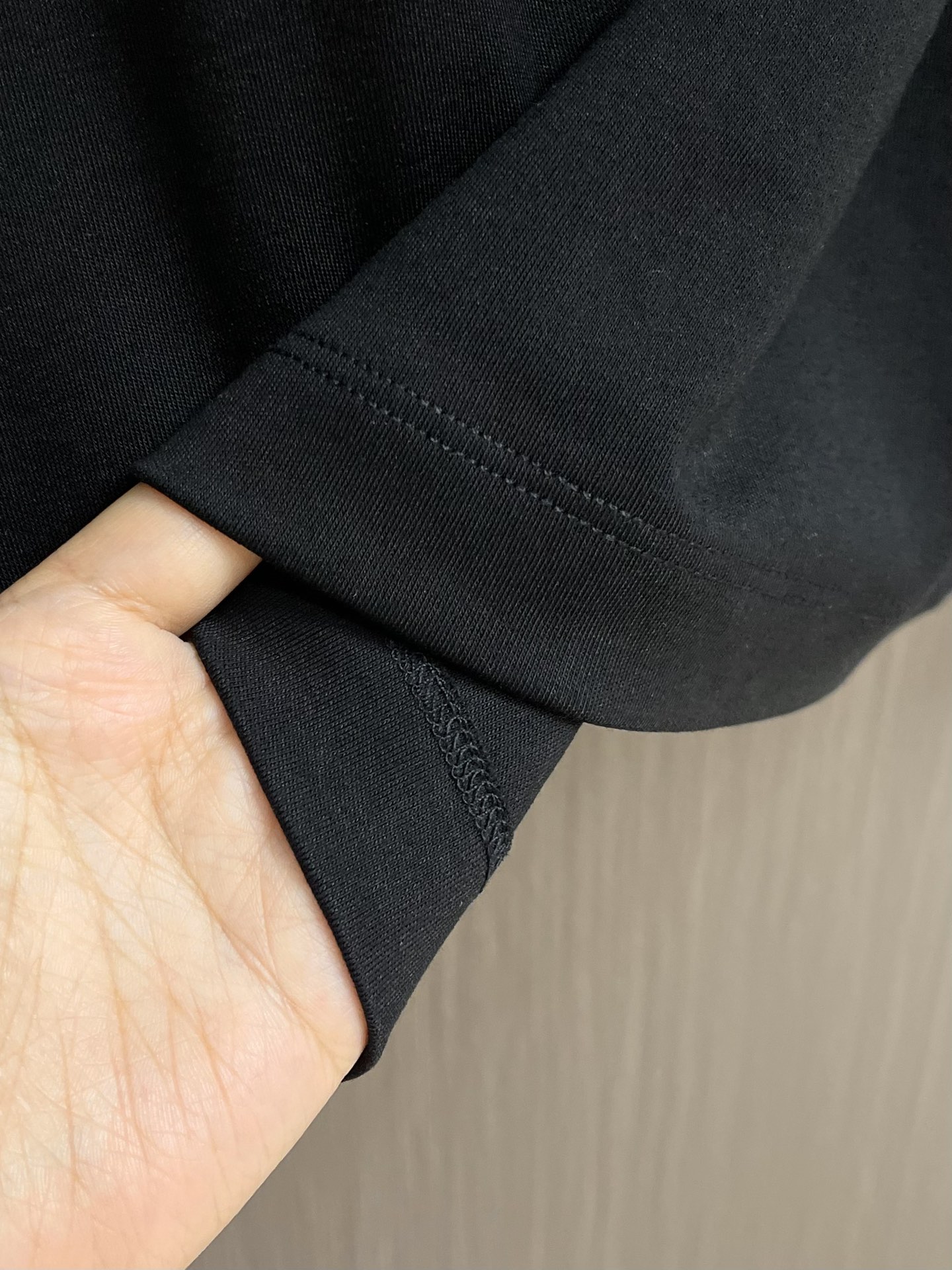 lP🆕 LoroPiana 2025ss秋冬新款长袖T恤打底衫，全品相！工艺采用胸前logo 刺绣设计！