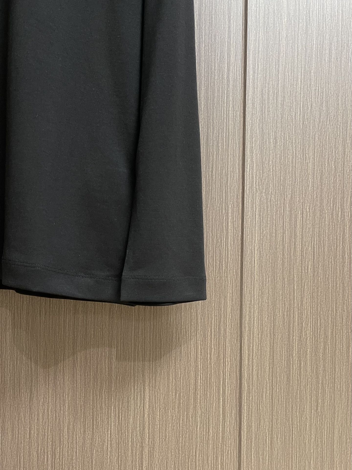 lP🆕 LoroPiana 2025ss秋冬新款长袖T恤打底衫，全品相！工艺采用胸前logo 刺绣设计！
