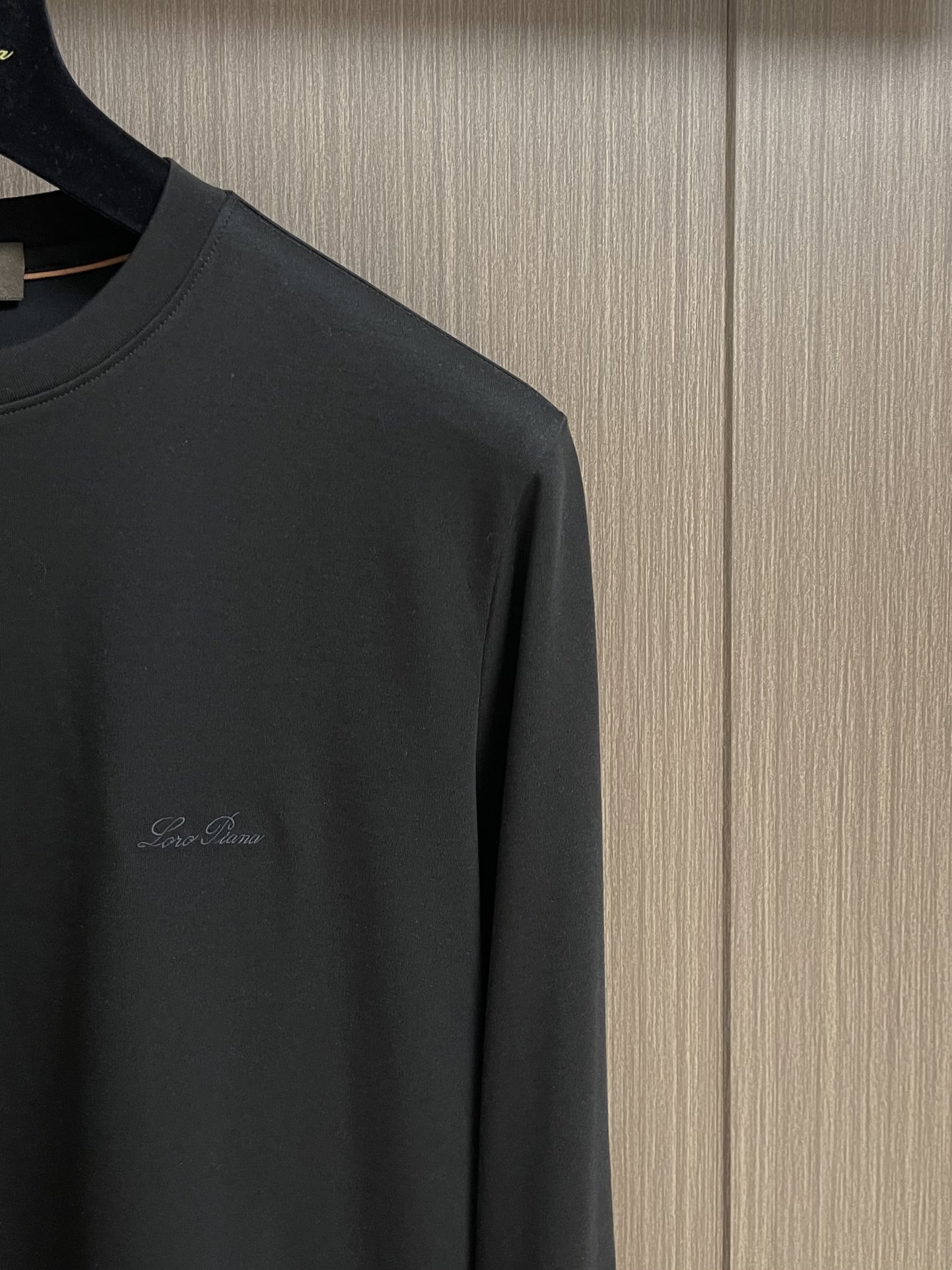 lP🆕 LoroPiana 2025ss秋冬新款长袖T恤打底衫，全品相！工艺采用胸前logo 刺绣设计！