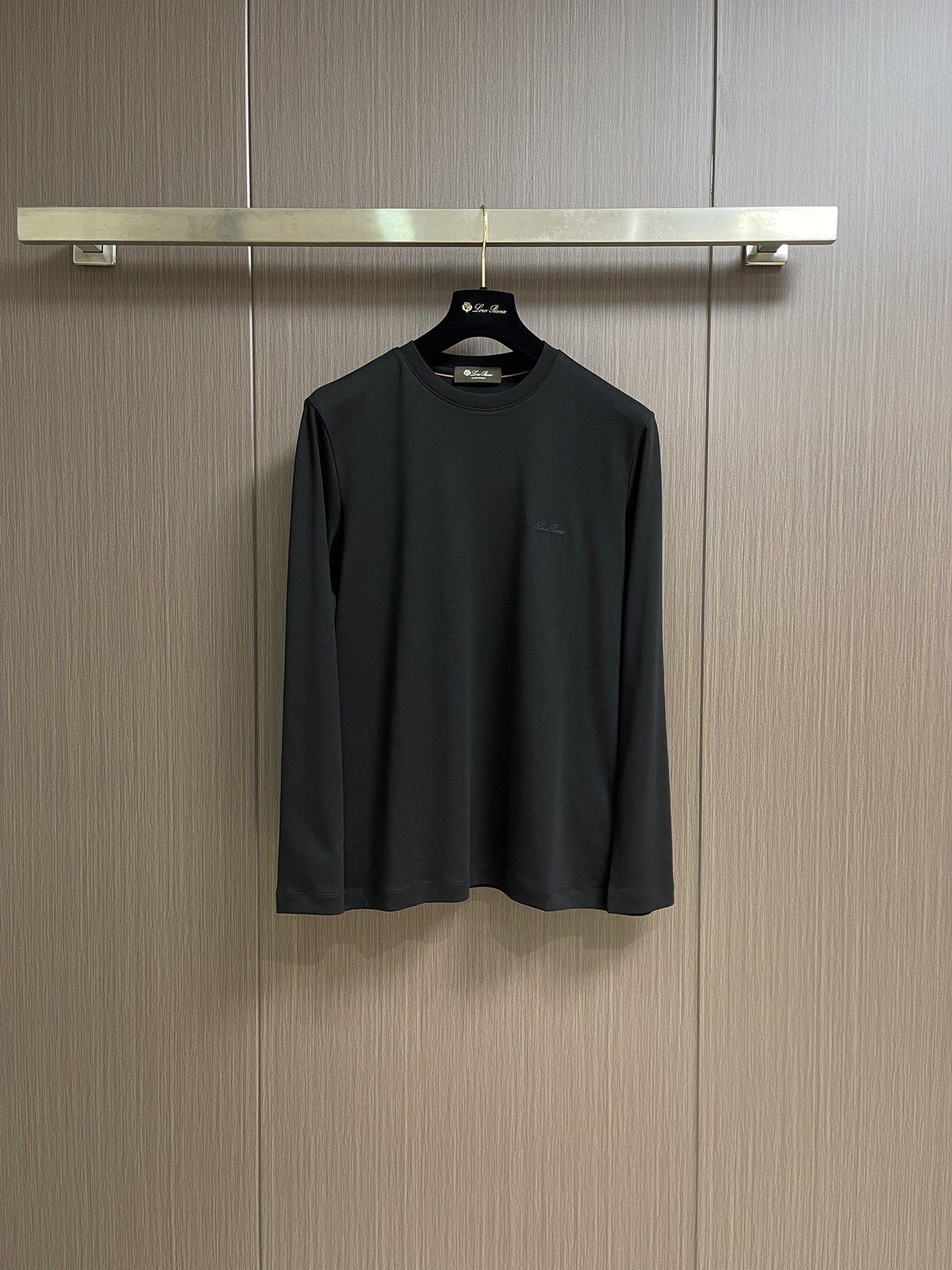 lP🆕 LoroPiana 2025ss秋冬新款长袖T恤打底衫，全品相！工艺采用胸前logo 刺绣设计！