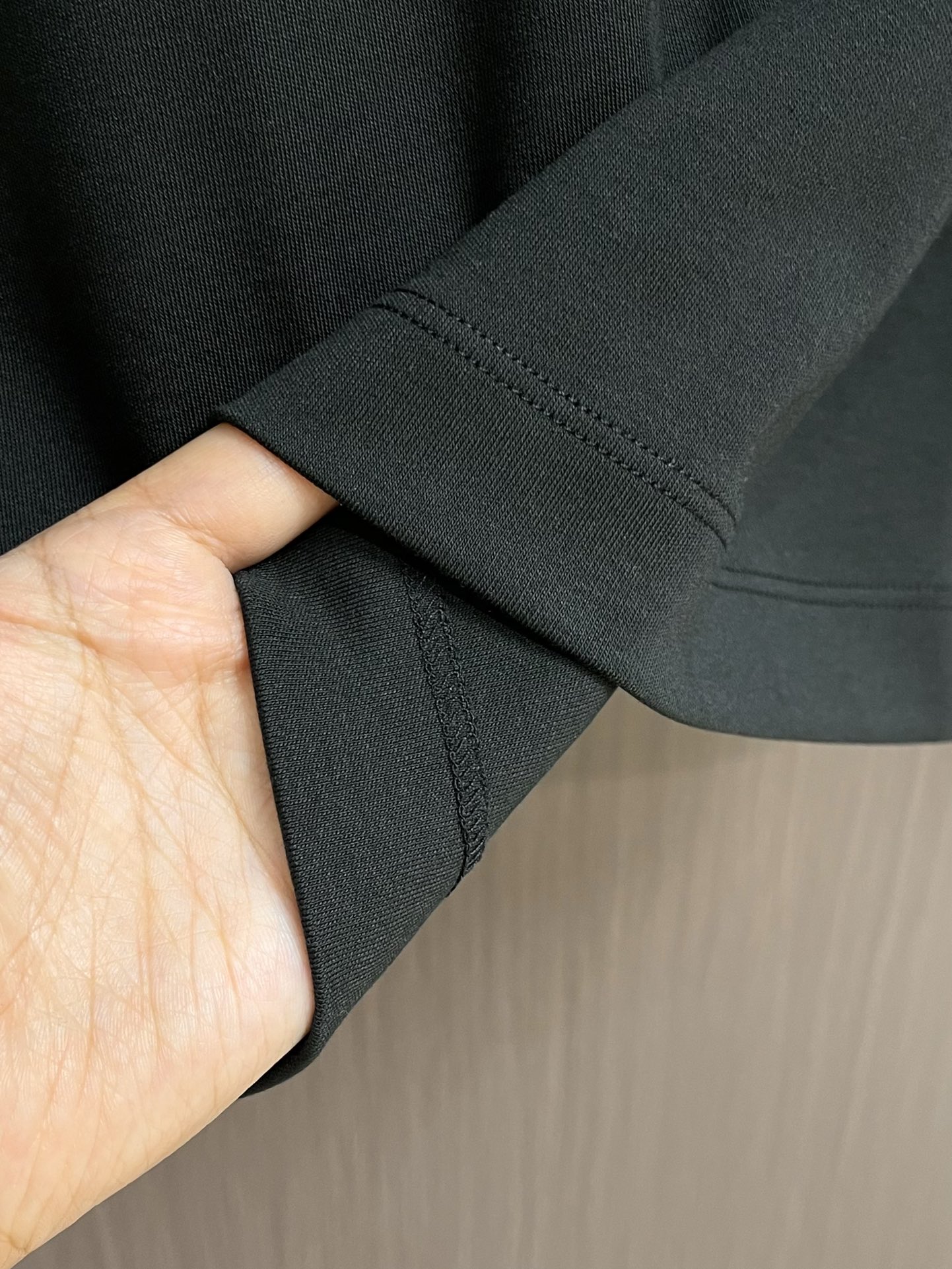lP🆕 LoroPiana 2025ss秋冬新款长袖T恤打底衫，全品相！工艺采用胸前logo 刺绣设计！