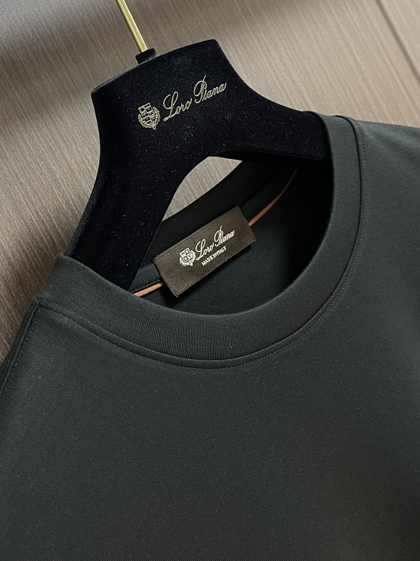 lP🆕 LoroPiana 2025ss秋冬新款长袖T恤打底衫，全品相！工艺采用胸前logo 刺绣设计！