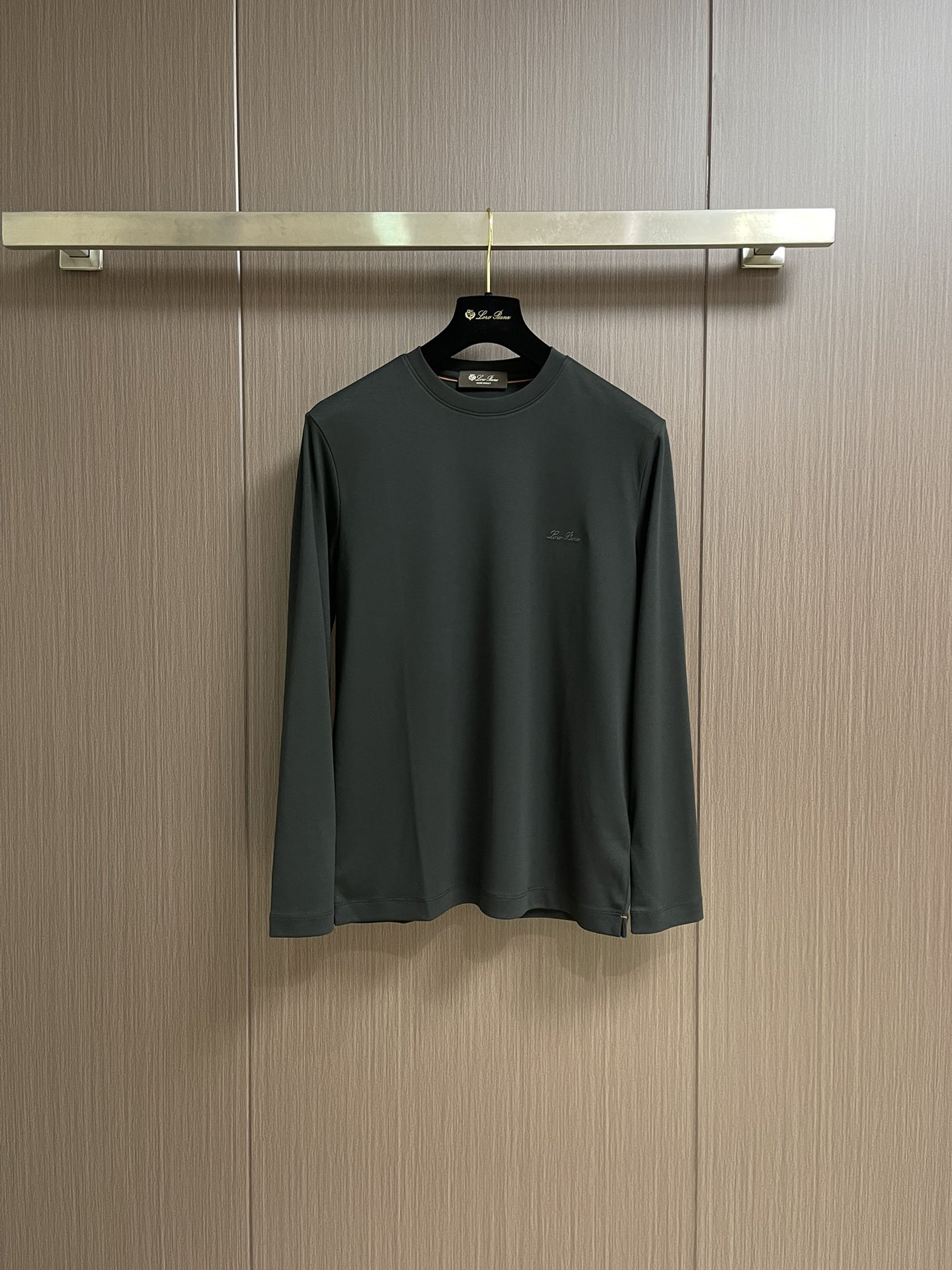 lP🆕 LoroPiana 2025ss秋冬新款长袖T恤打底衫，全品相！工艺采用胸前logo 刺绣设计！