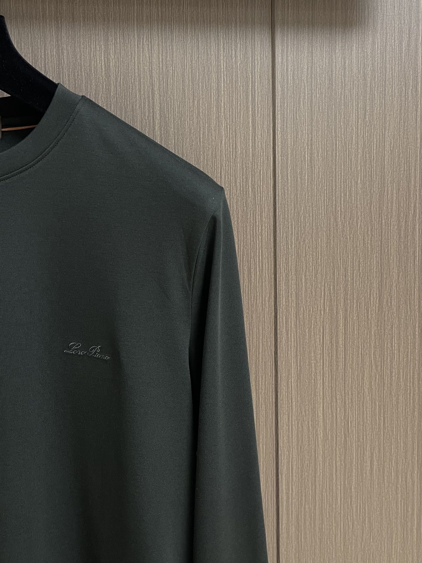 lP🆕 LoroPiana 2025ss秋冬新款长袖T恤打底衫，全品相！工艺采用胸前logo 刺绣设计！
