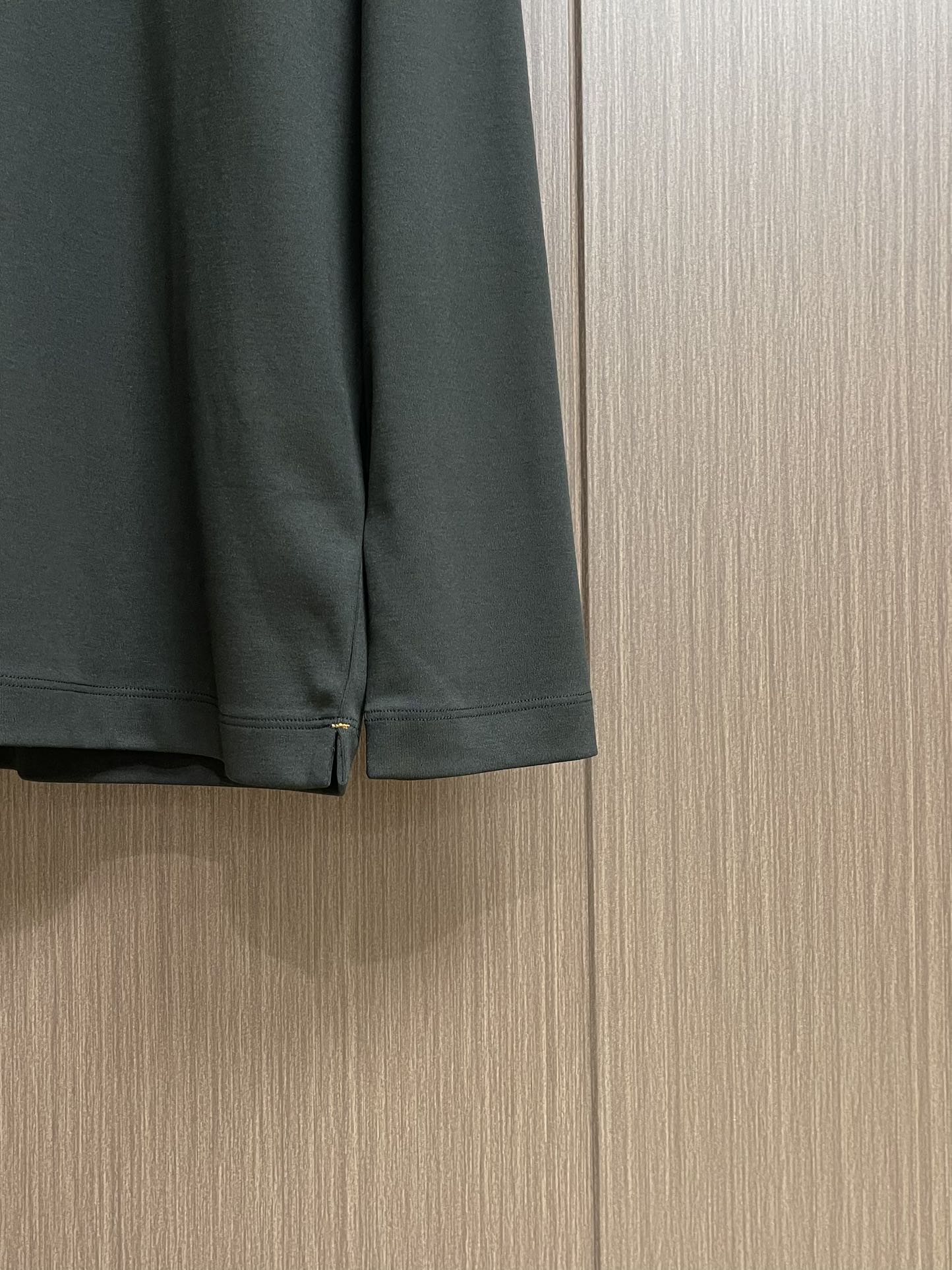 lP🆕 LoroPiana 2025ss秋冬新款长袖T恤打底衫，全品相！工艺采用胸前logo 刺绣设计！