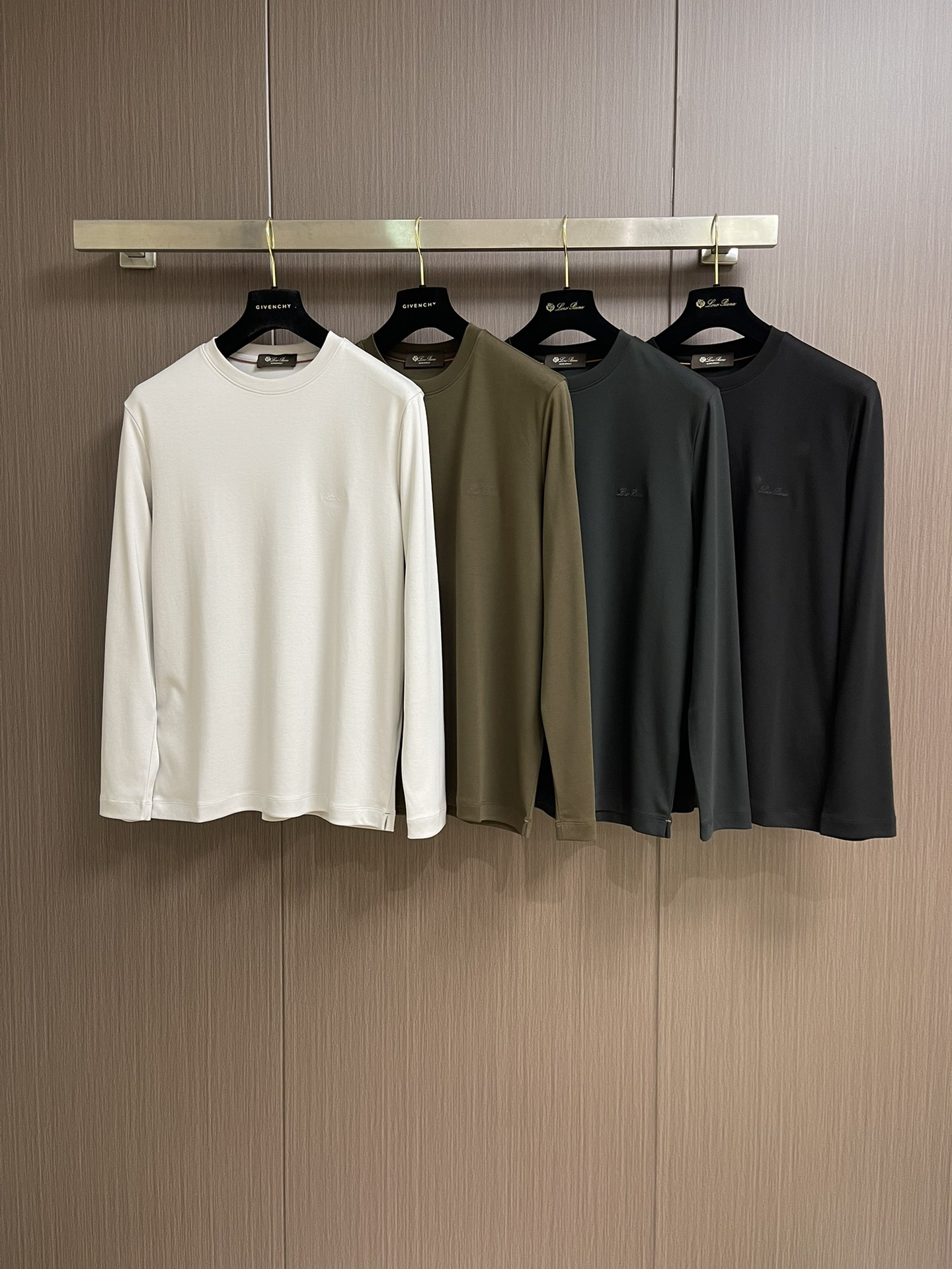 lP🆕 LoroPiana 2025ss秋冬新款长袖T恤打底衫，全品相！工艺采用胸前logo 刺绣设计！