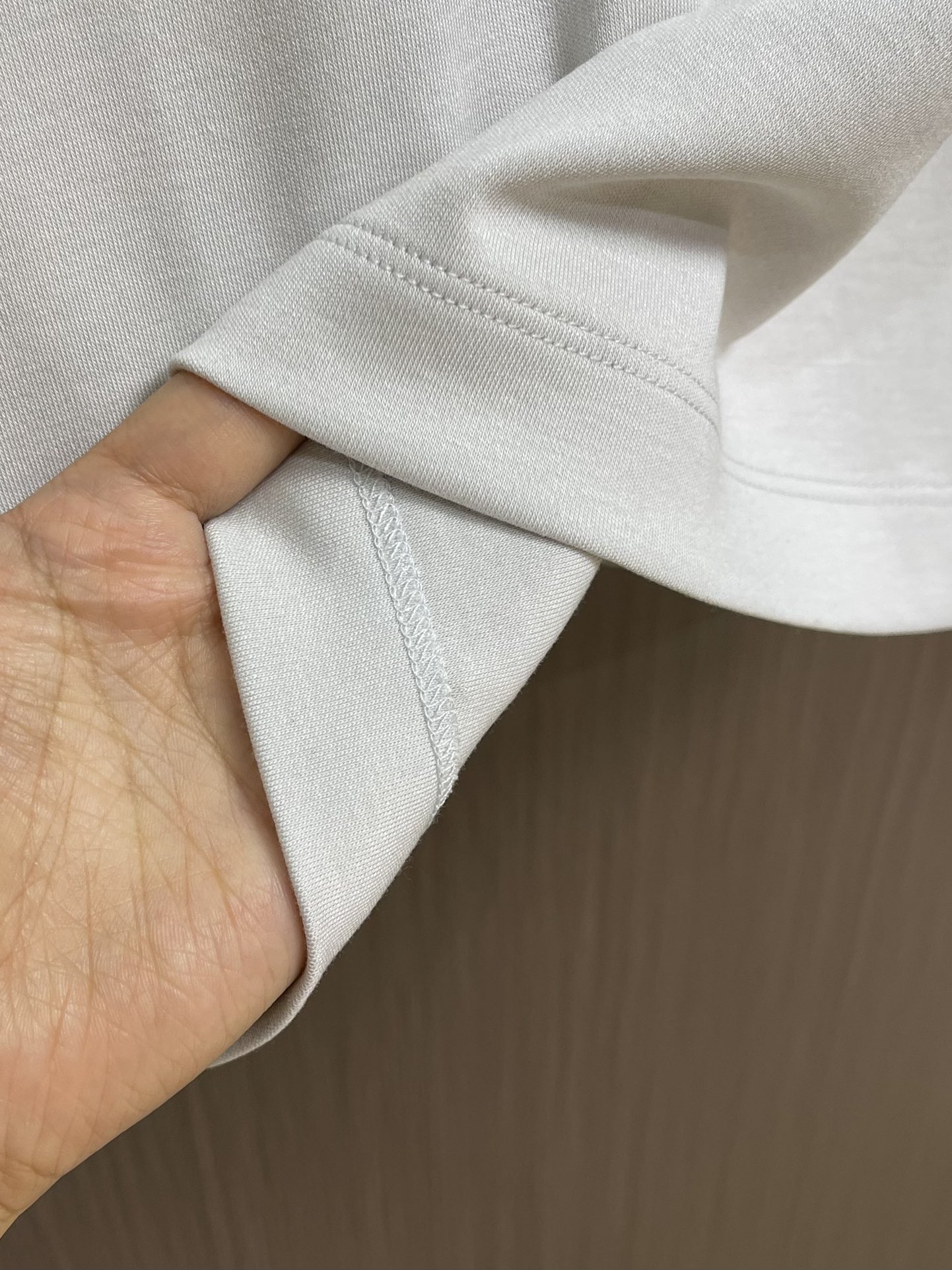 lP🆕 LoroPiana 2025ss秋冬新款长袖T恤打底衫，全品相！工艺采用胸前logo 刺绣设计！