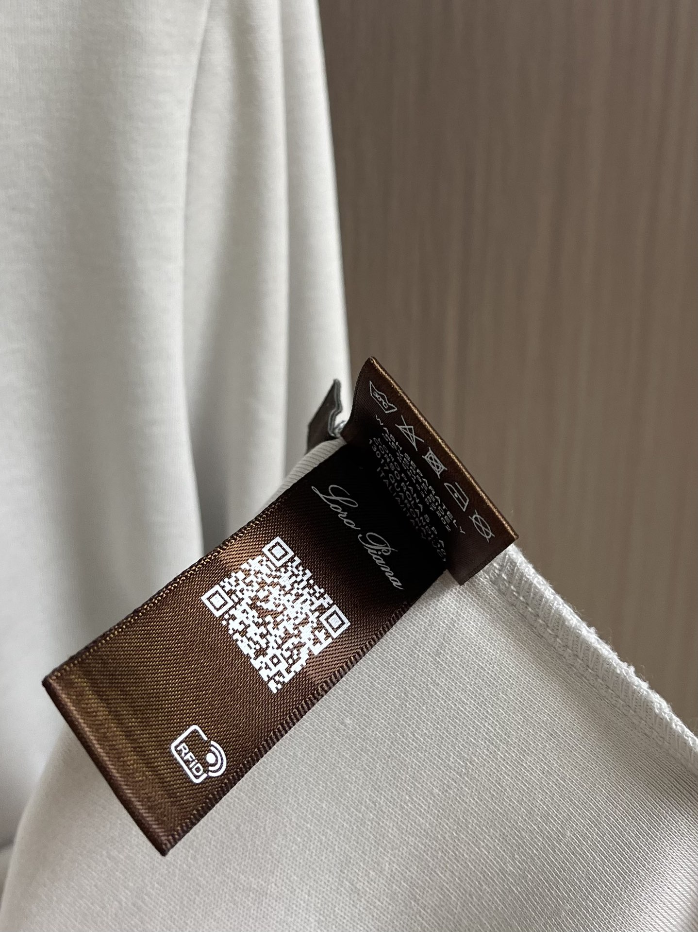 lP🆕 LoroPiana 2025ss秋冬新款长袖T恤打底衫，全品相！工艺采用胸前logo 刺绣设计！