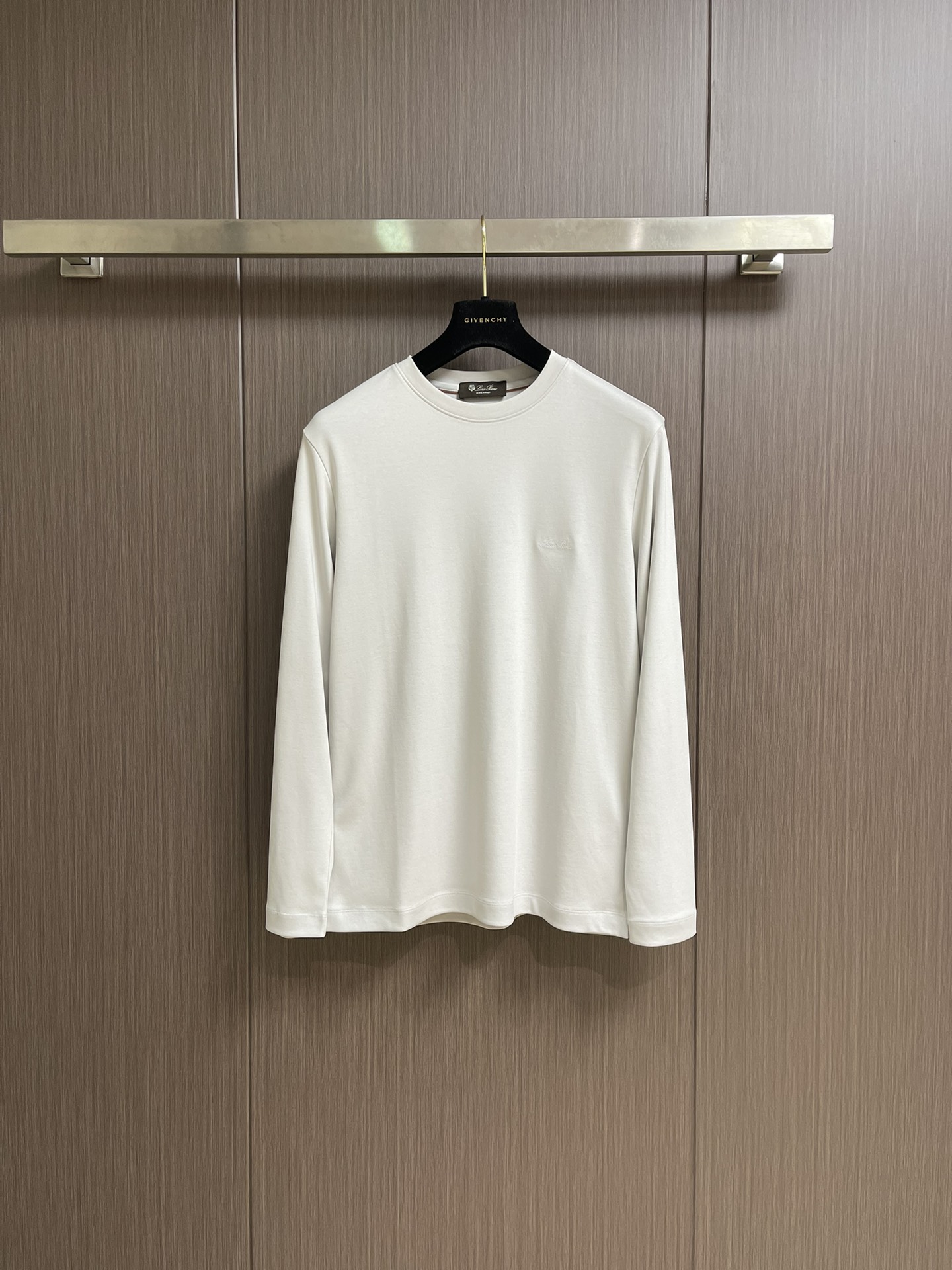 lP🆕 LoroPiana 2025ss秋冬新款长袖T恤打底衫，全品相！工艺采用胸前logo 刺绣设计！